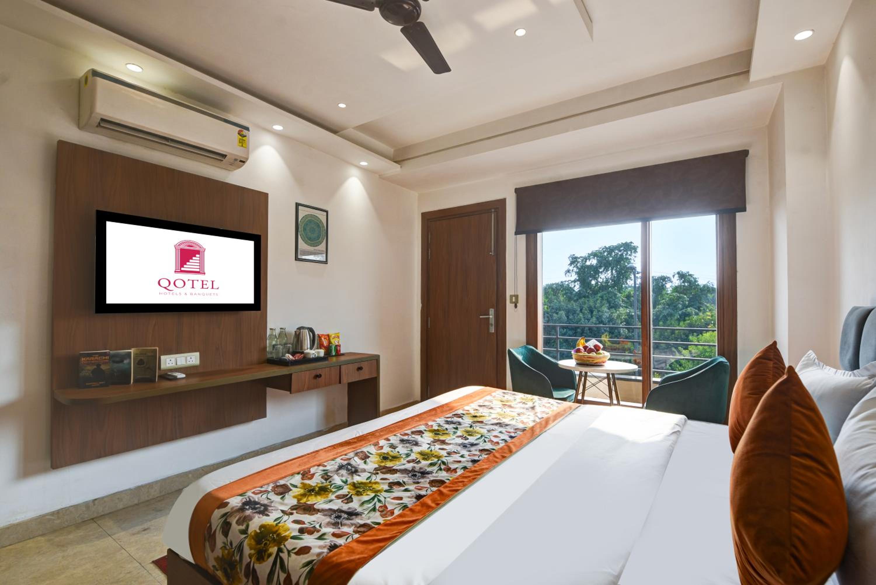Deluxe Double Room with Balcony photo 2