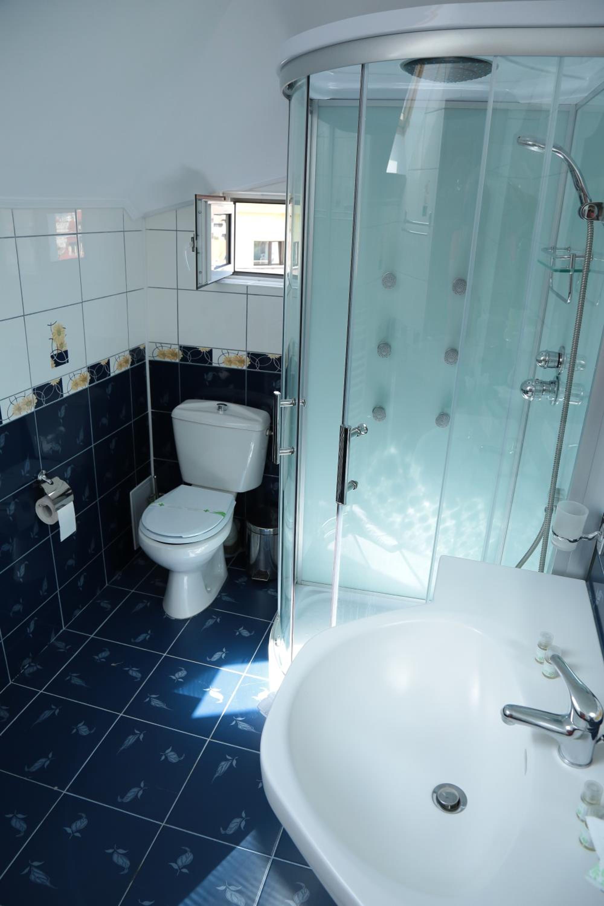 Standard Triple Room photo 2