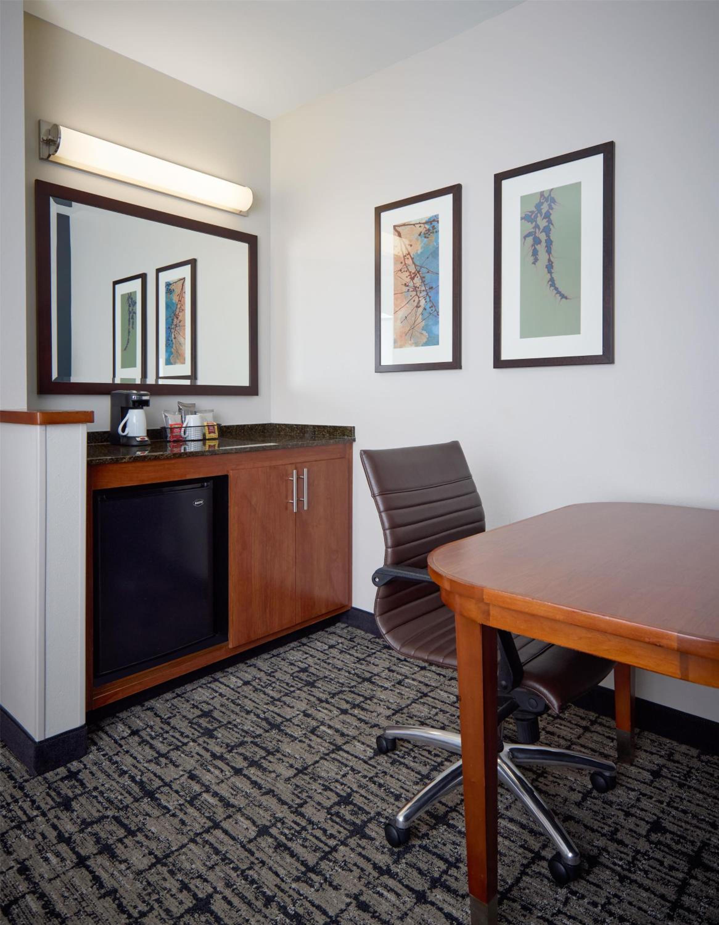 King Room with Sofa Bed and Roll-In Shower - Disability Access, photo 6