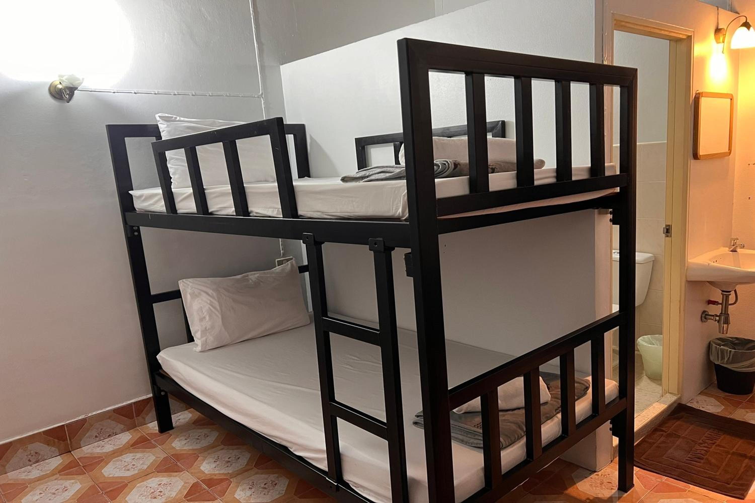 Standard Twin Room - Photo 4