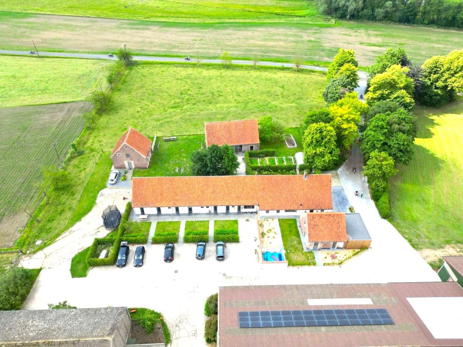 Six-Bedroom House photo 1