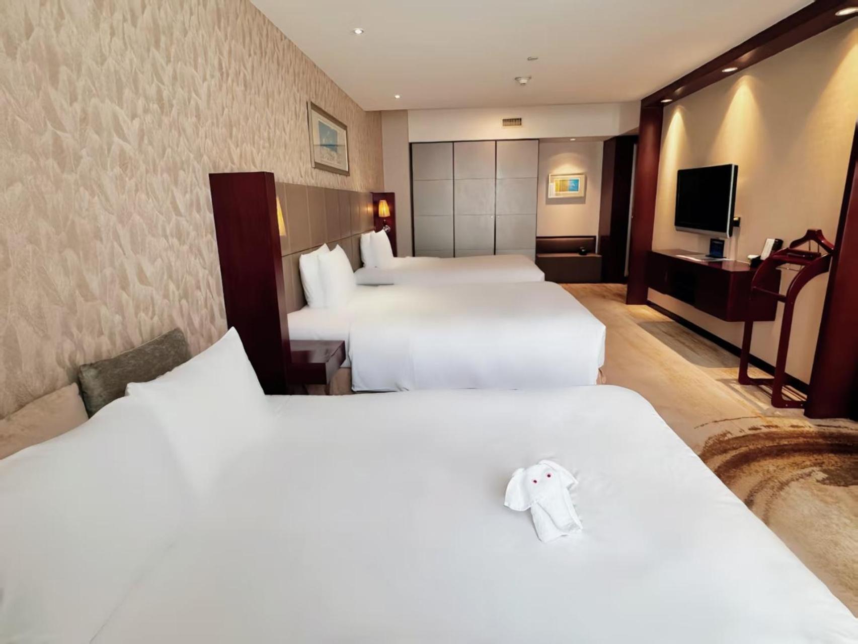 2 Double Beds and 1 Sofa Queen Bed Family Room High Floor