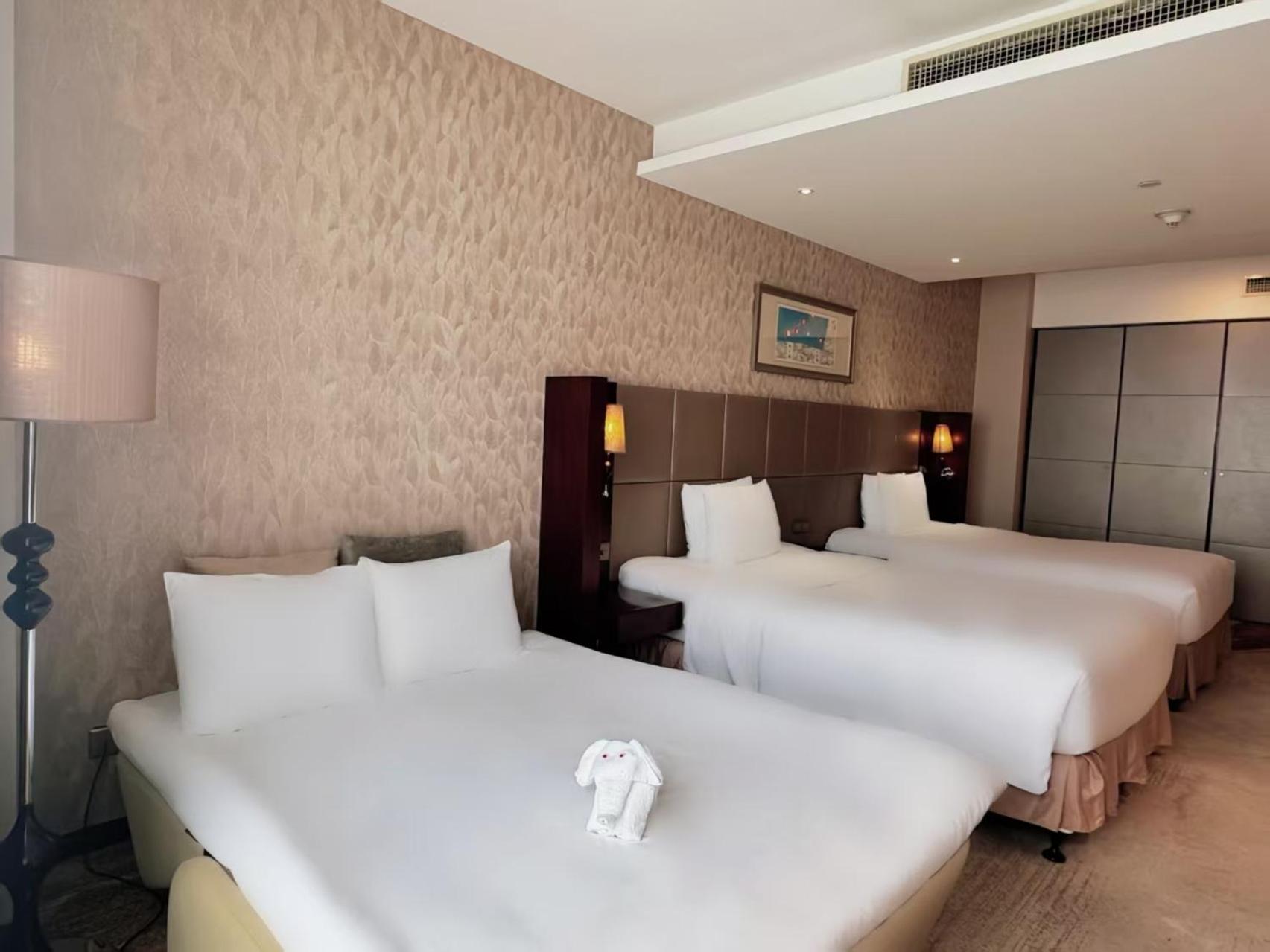 2 Double Beds and 1 Sofa Queen Bed Family Room High Floor
