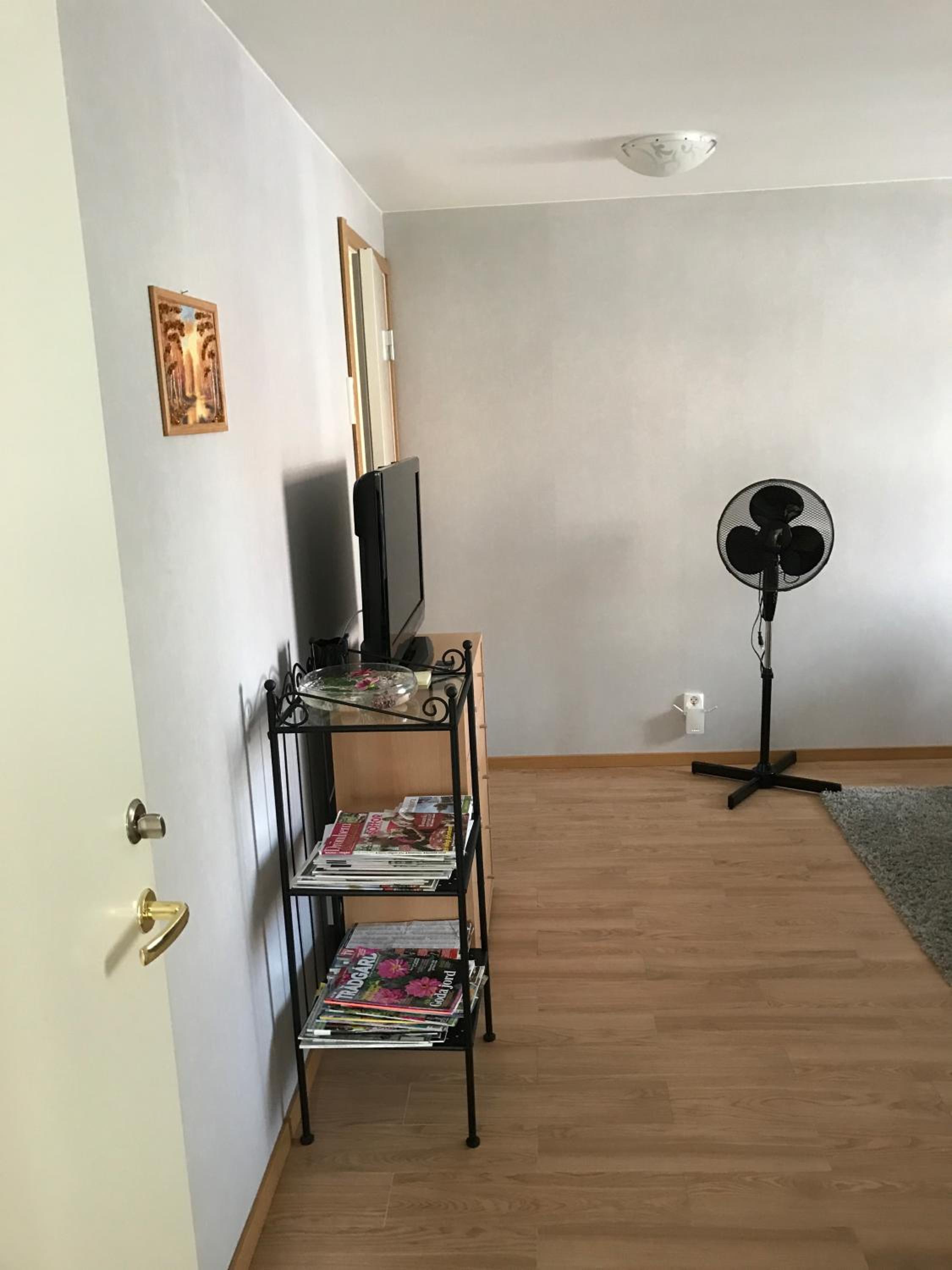 Twin Room with Private Bathroom - Photo 12