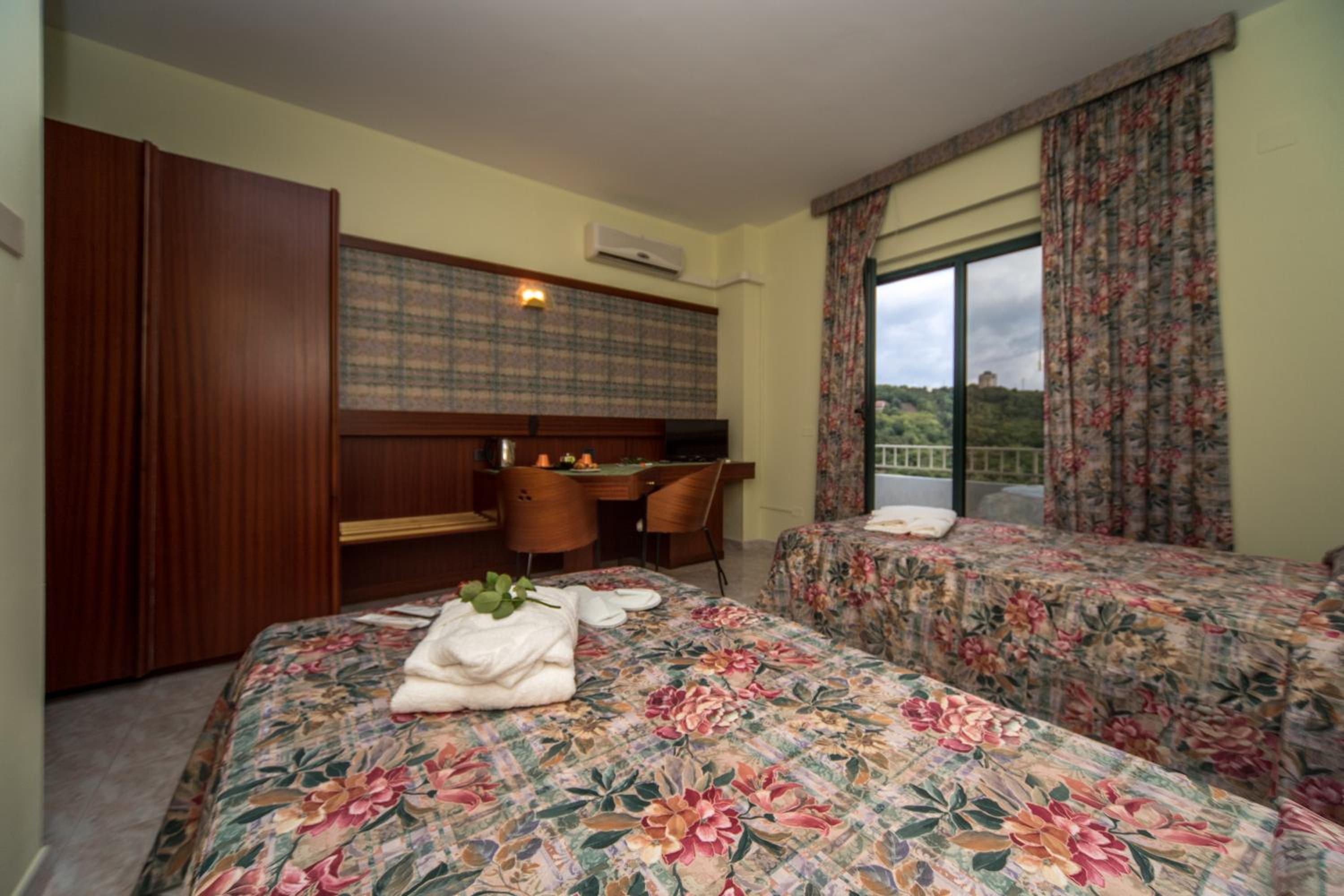 Deluxe Twin Room photo 2