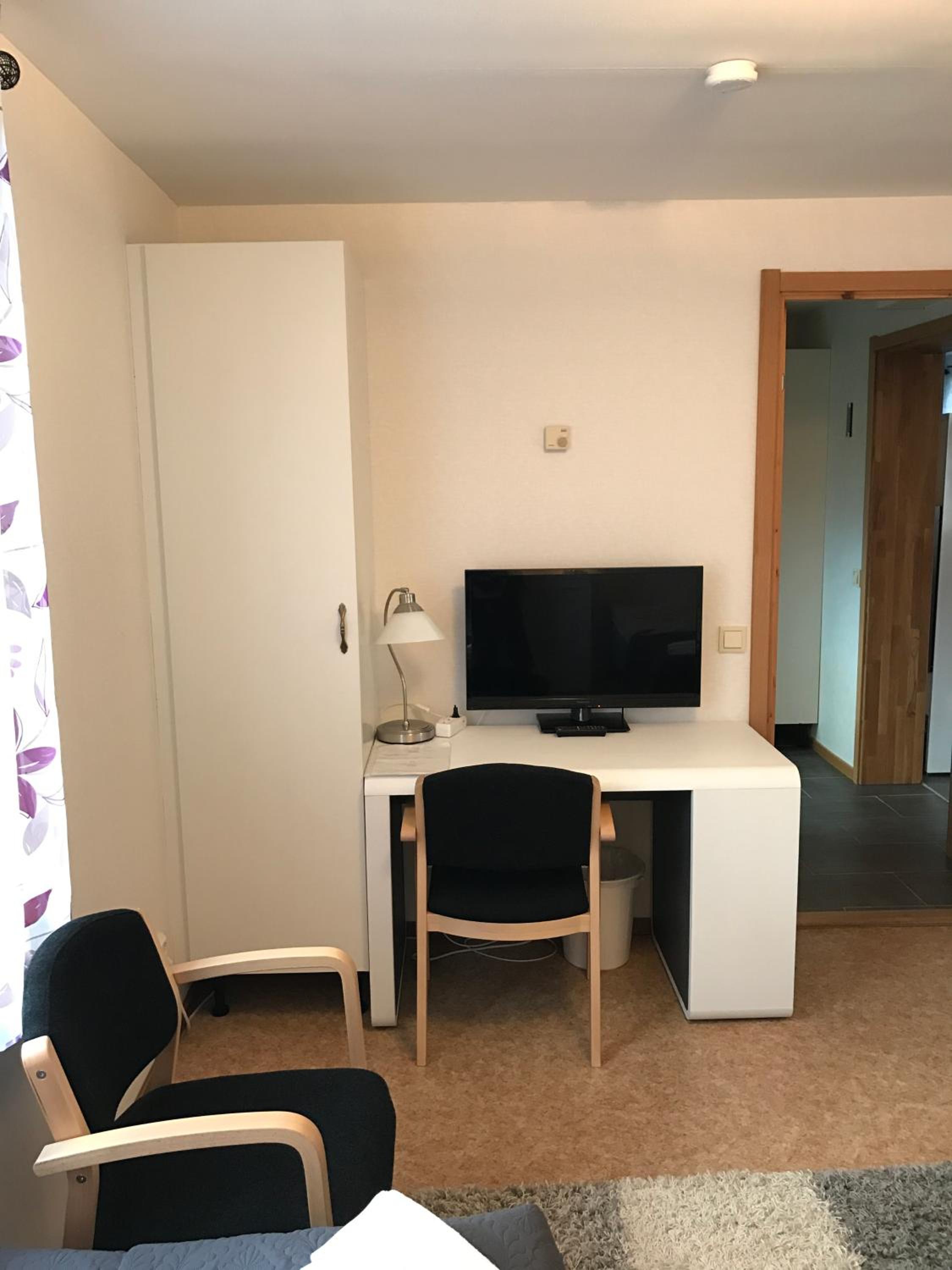 Economy Twin Room with Shared Bathroom photo 2