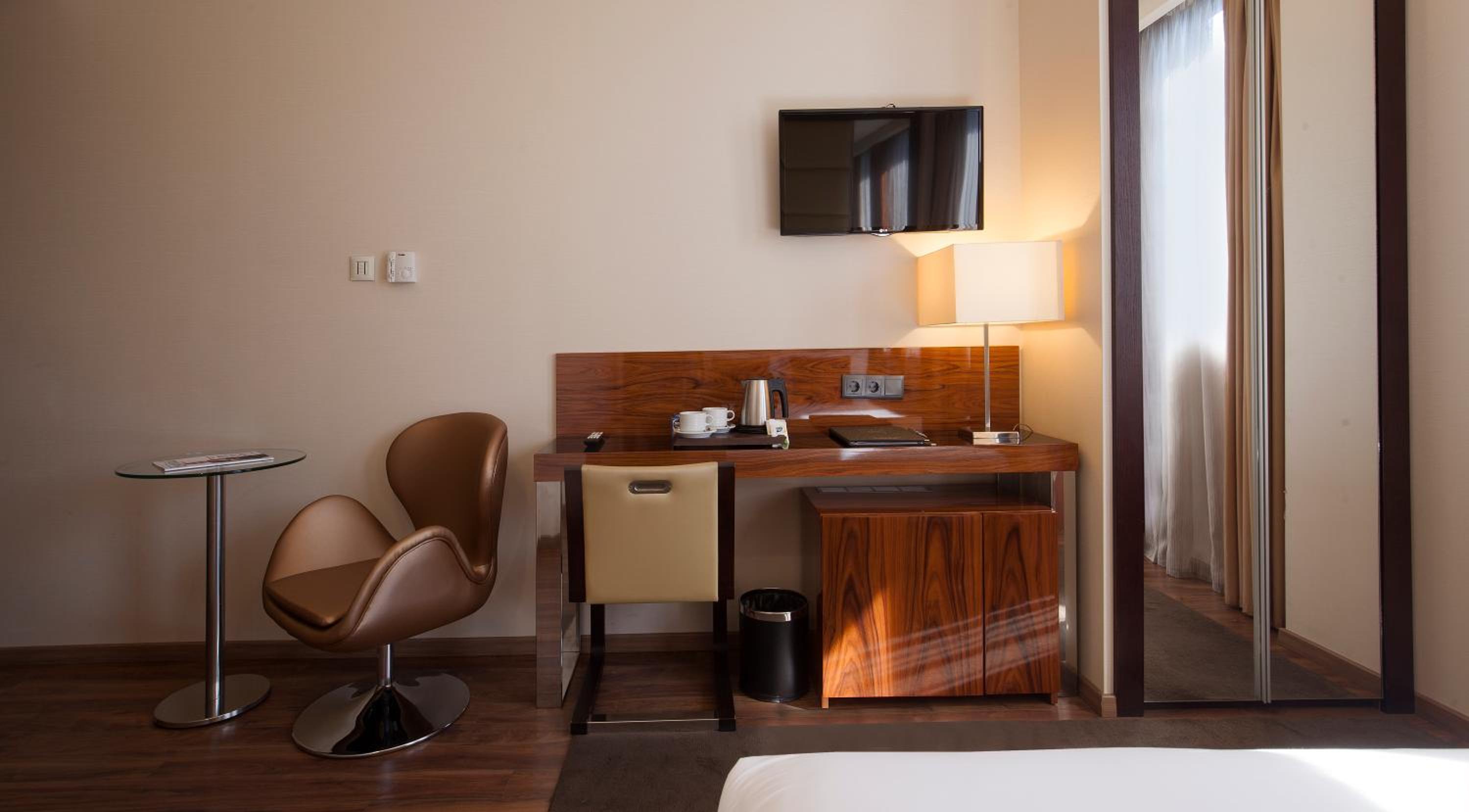 Deluxe Double Room with Avenue View - Photo 1