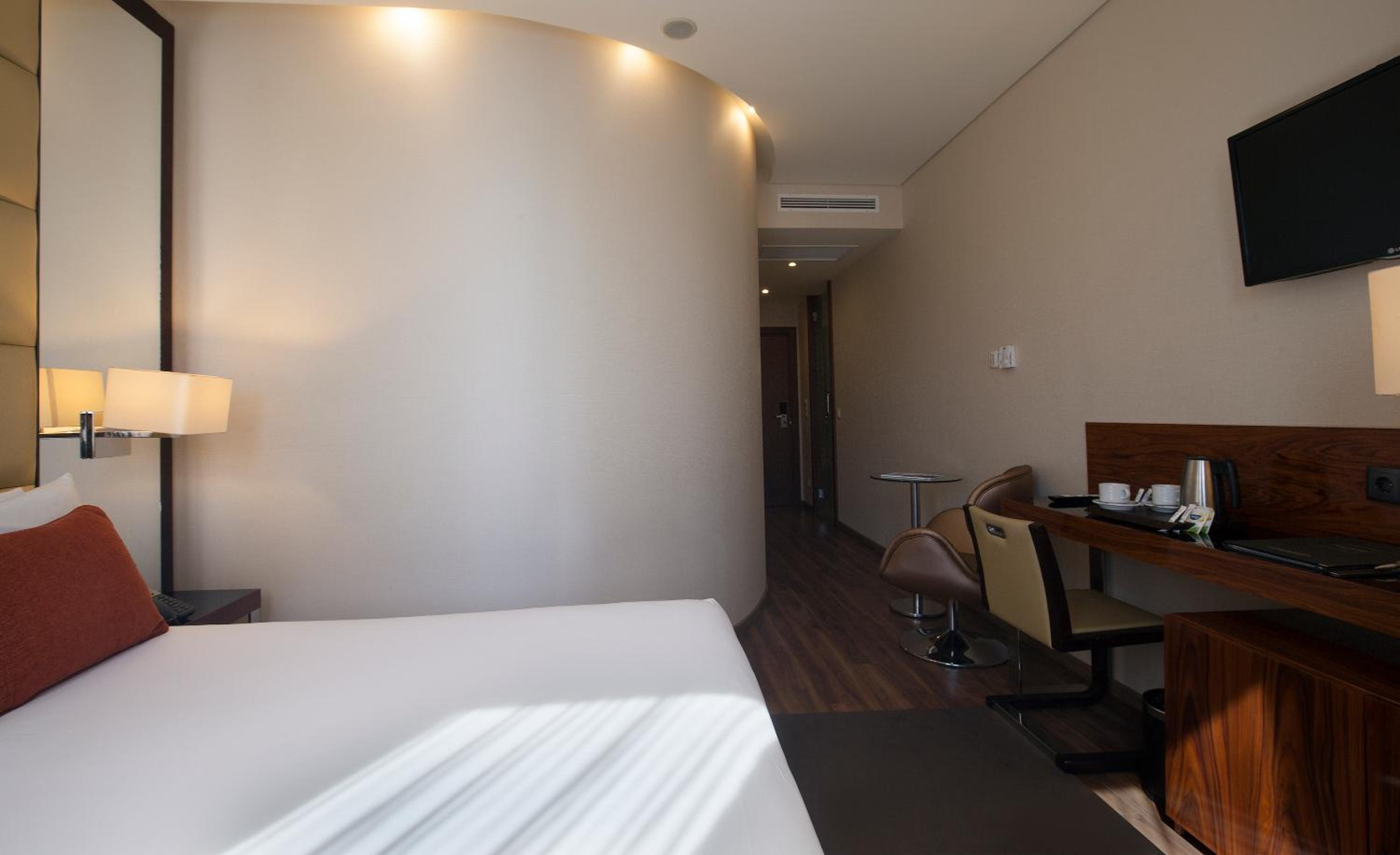 Deluxe Double Room with Avenue View - Photo 2