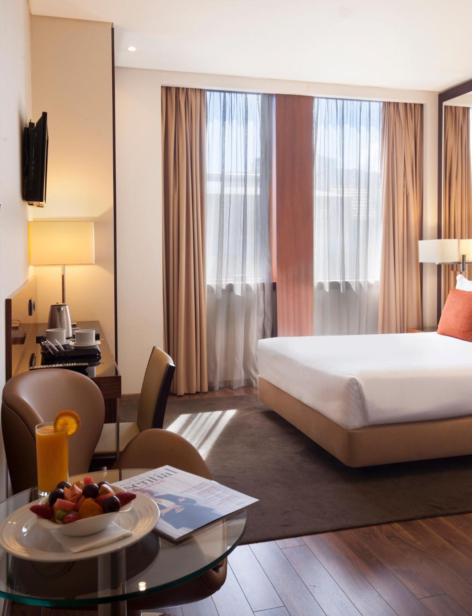 Deluxe Double Room with Avenue View - Photo 3