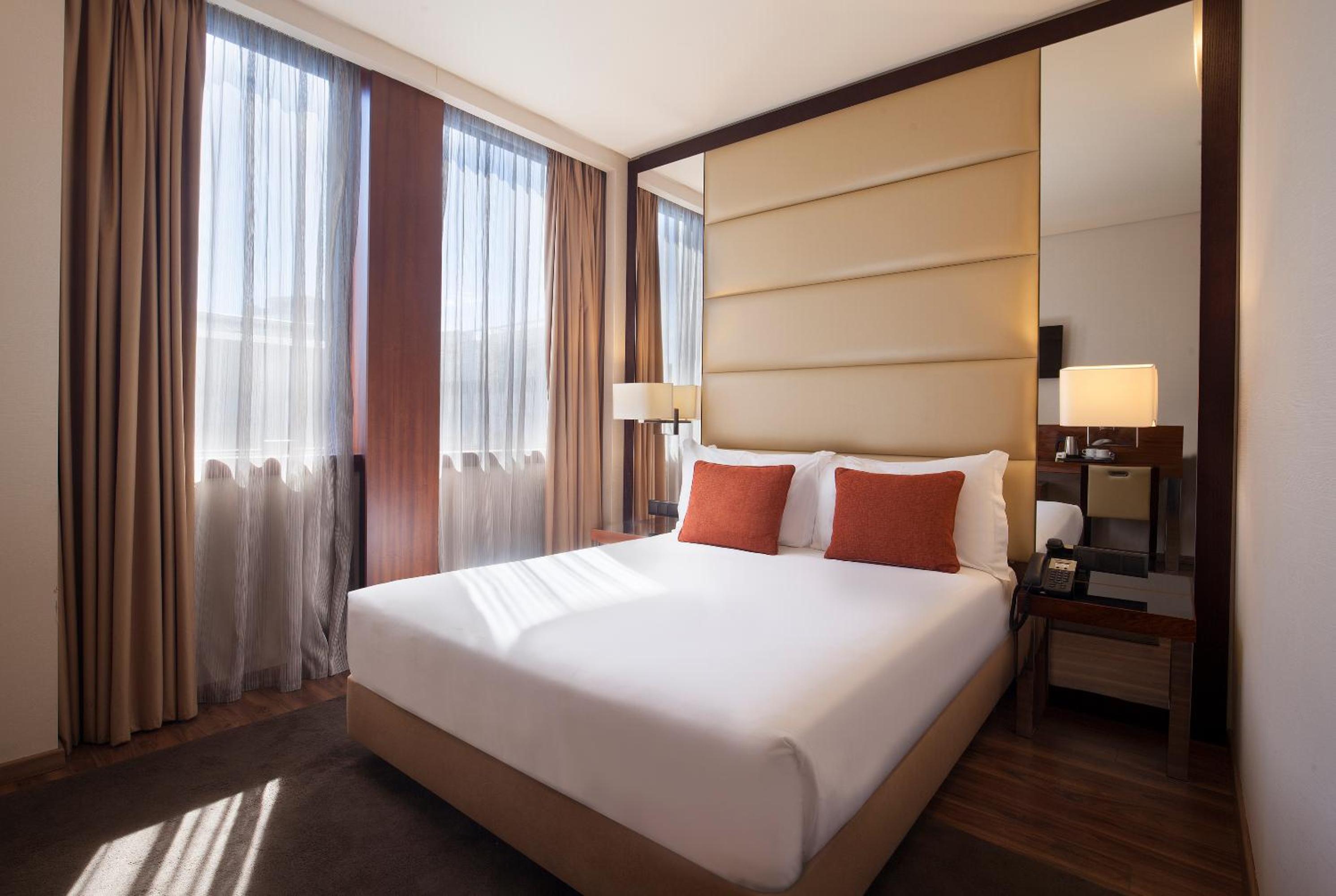 Deluxe Double Room with Avenue View - Photo 4