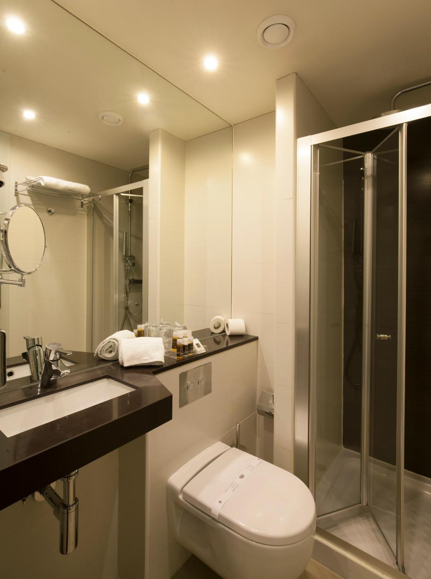 Deluxe Double Room with Avenue View - Photo 5
