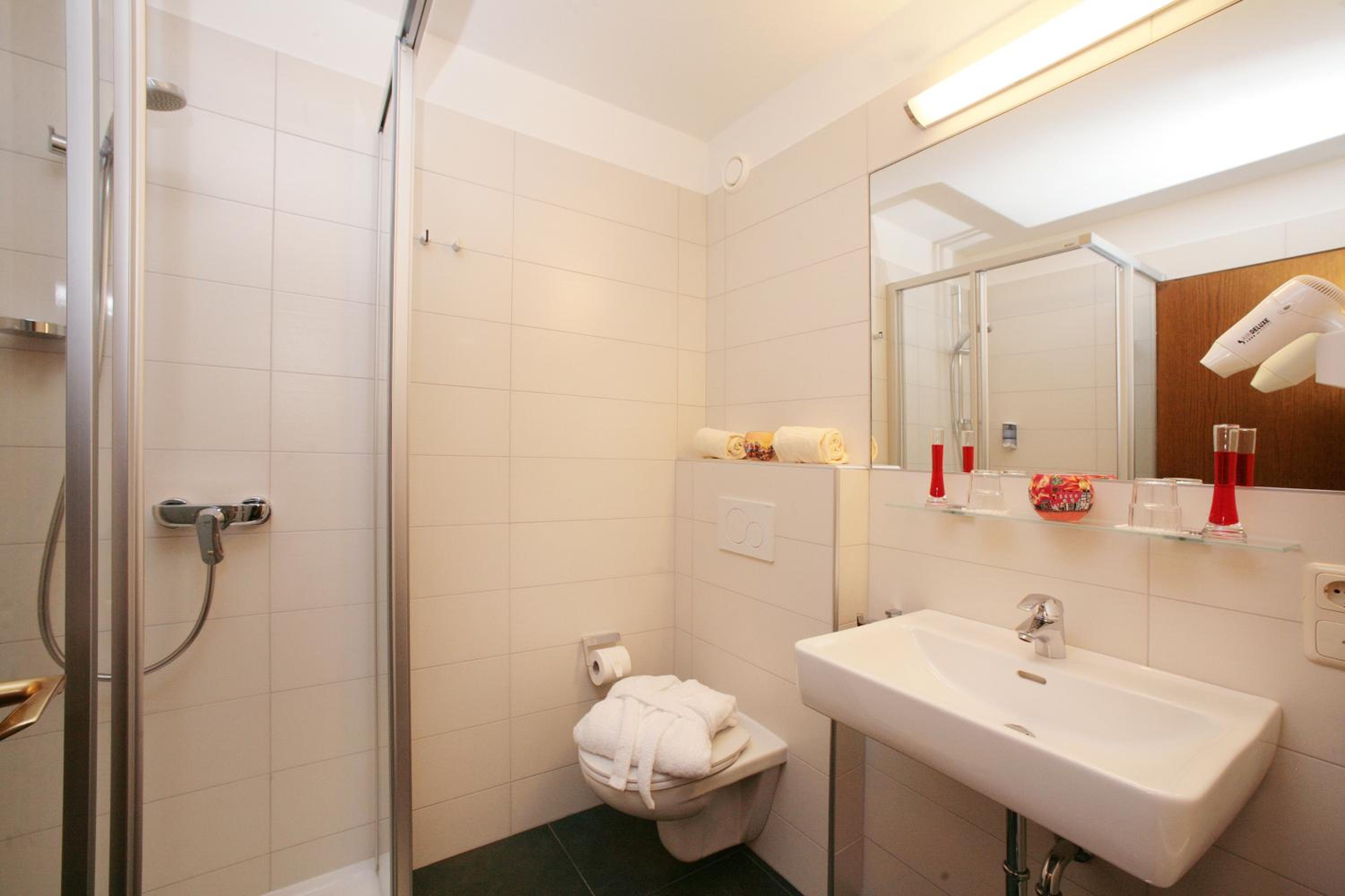 Double Room with Balcony - Photo 6