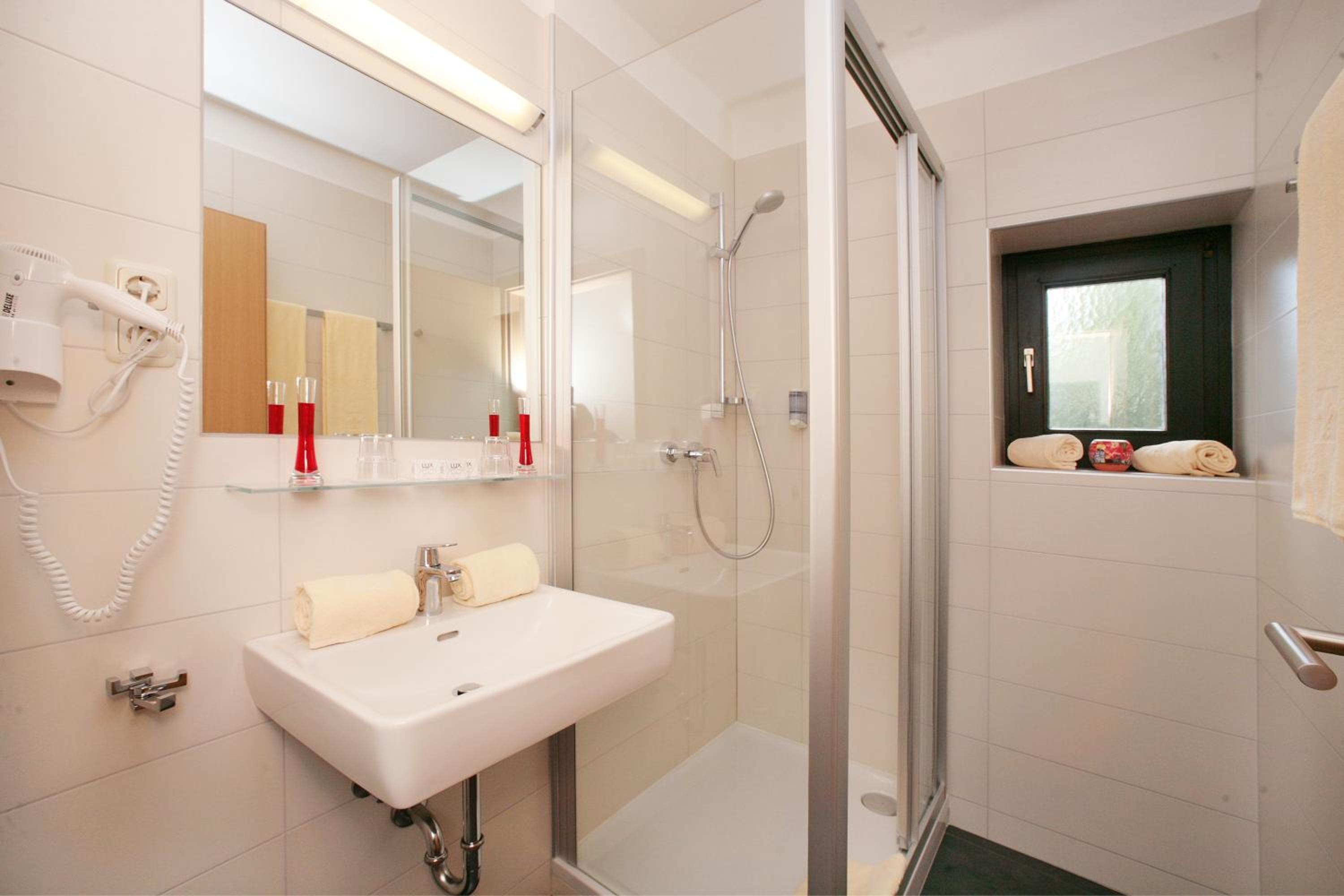 Double Room with Balcony - Photo 3