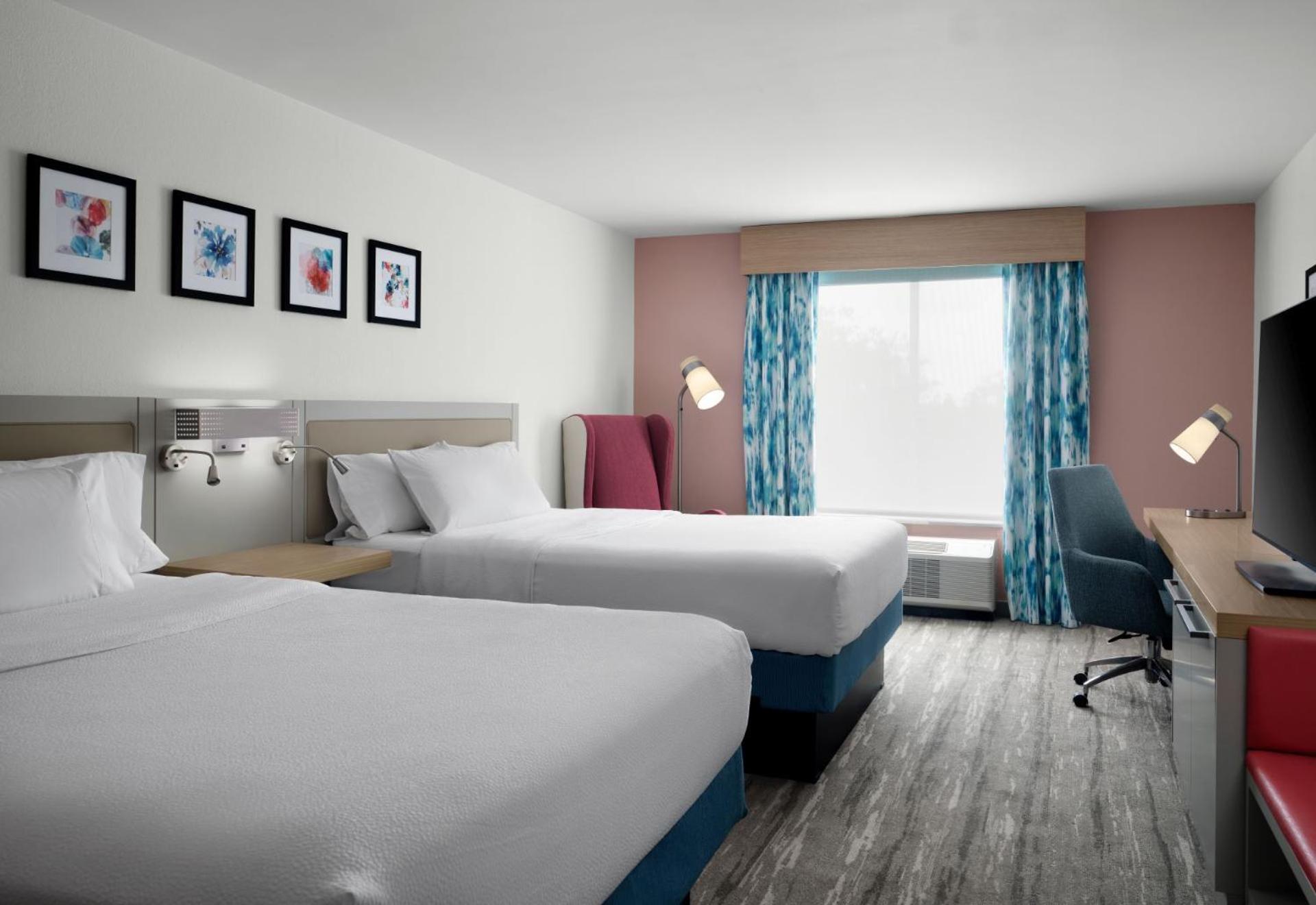 Queen Room with Two Queen Beds and Shower - Photo 2