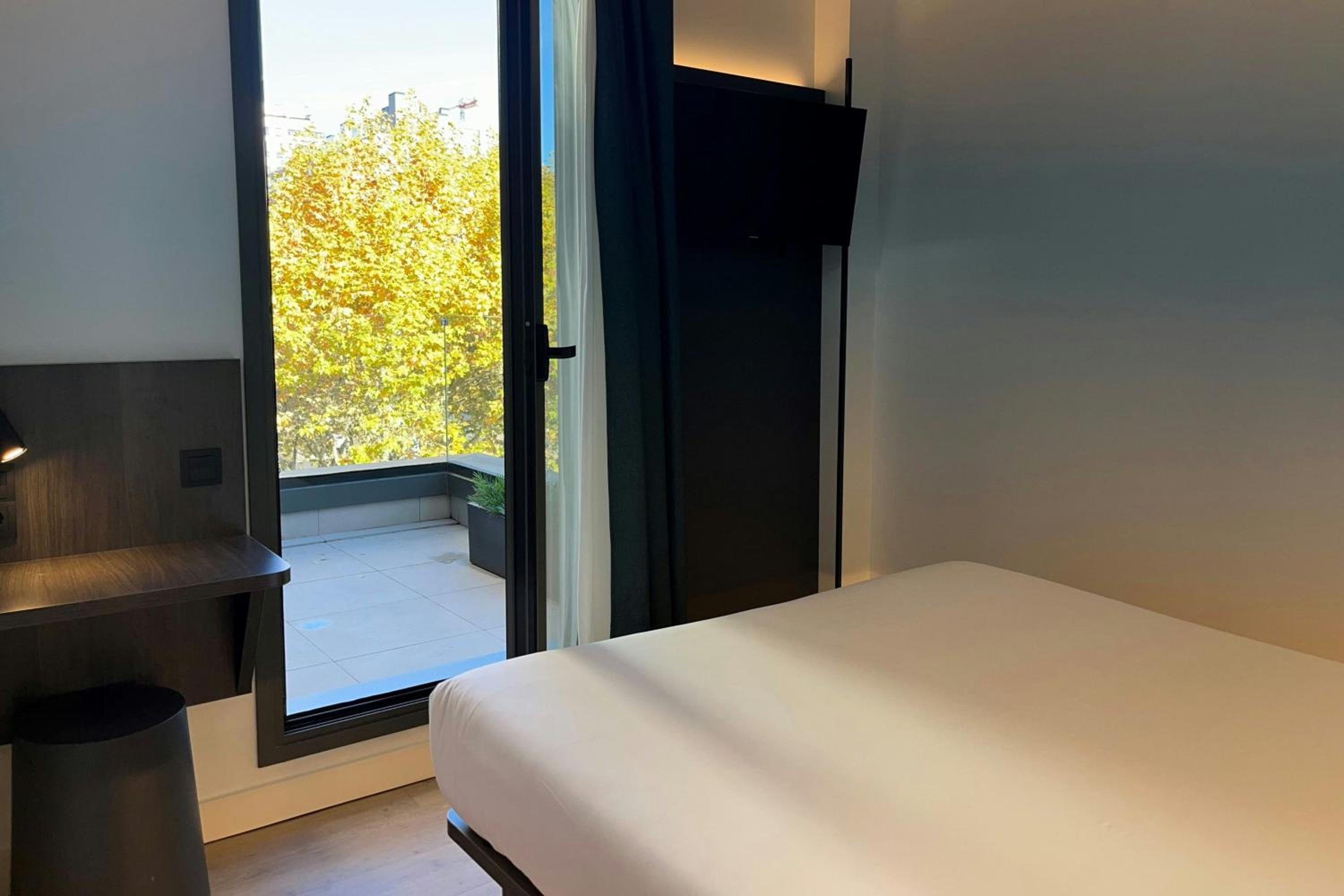Standard Queen Room with Terrace and City View - Photo 1