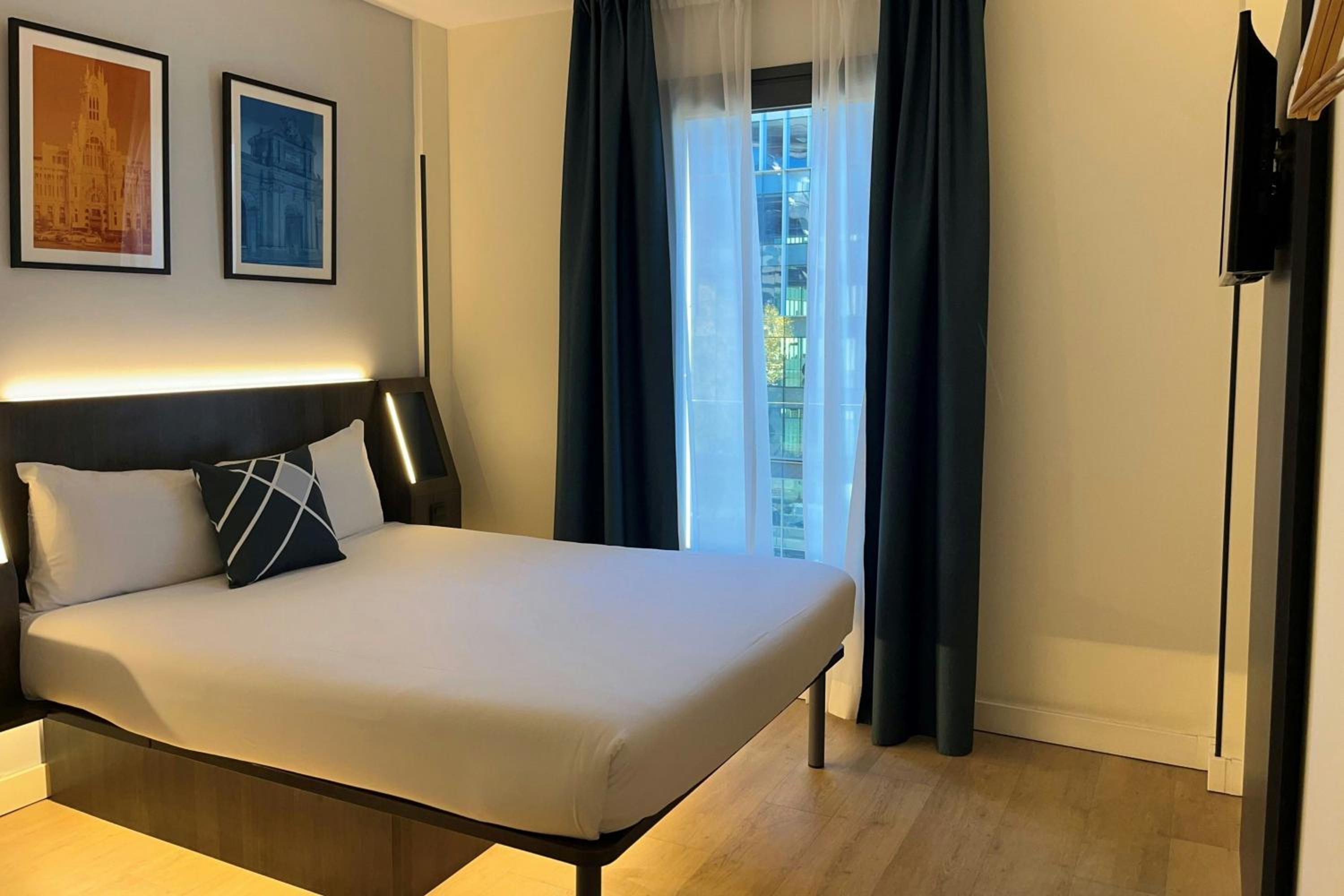 Standard Double Room with One Queen Bed - Photo 1