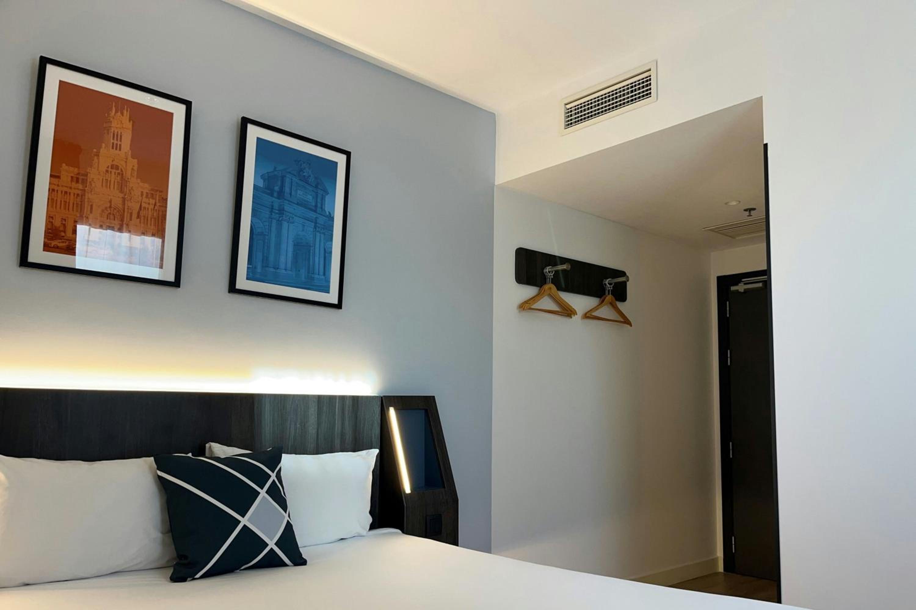 Standard Queen Room with Terrace and City View - Photo 3