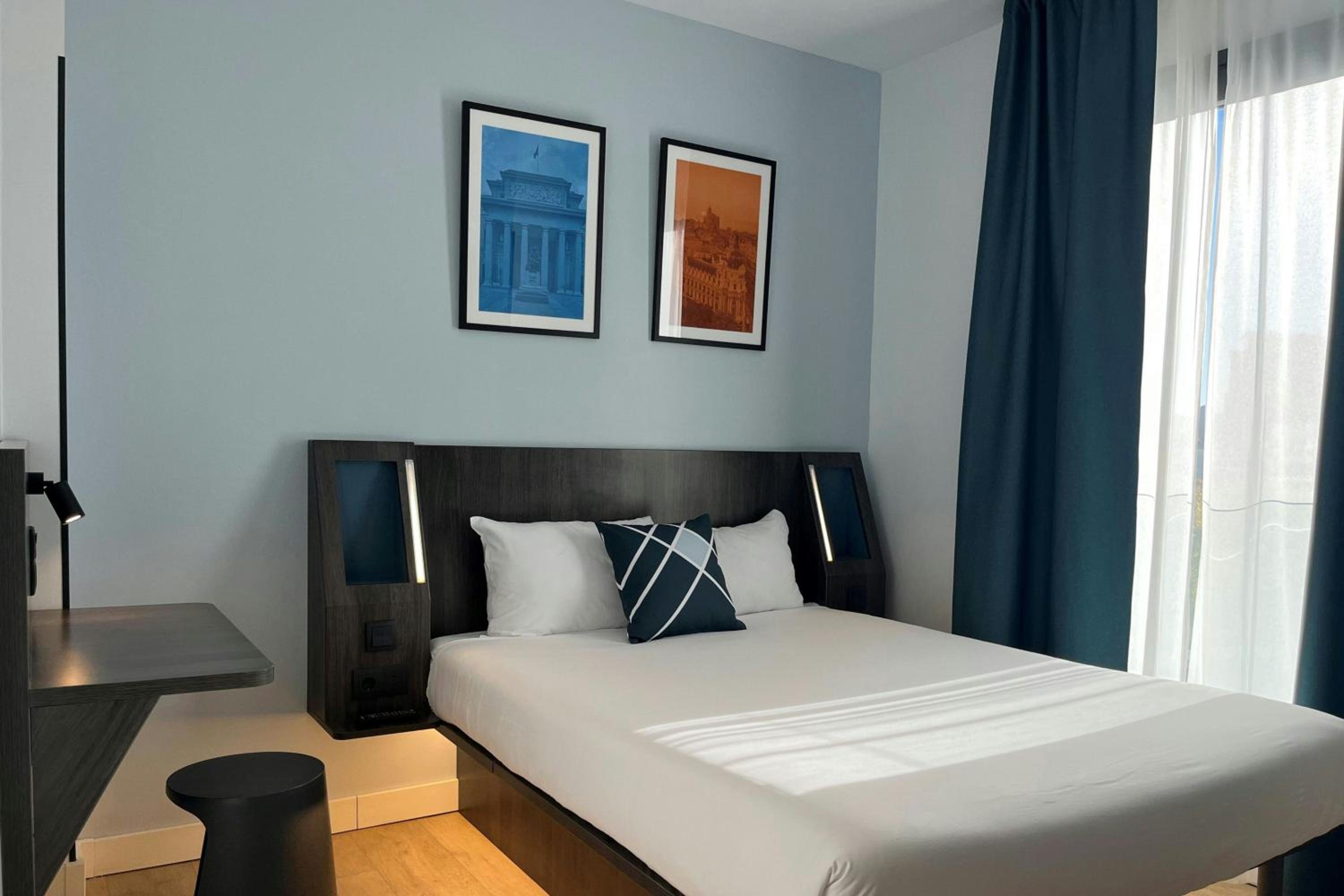 Standard Double Room with One Queen Bed - Photo 5