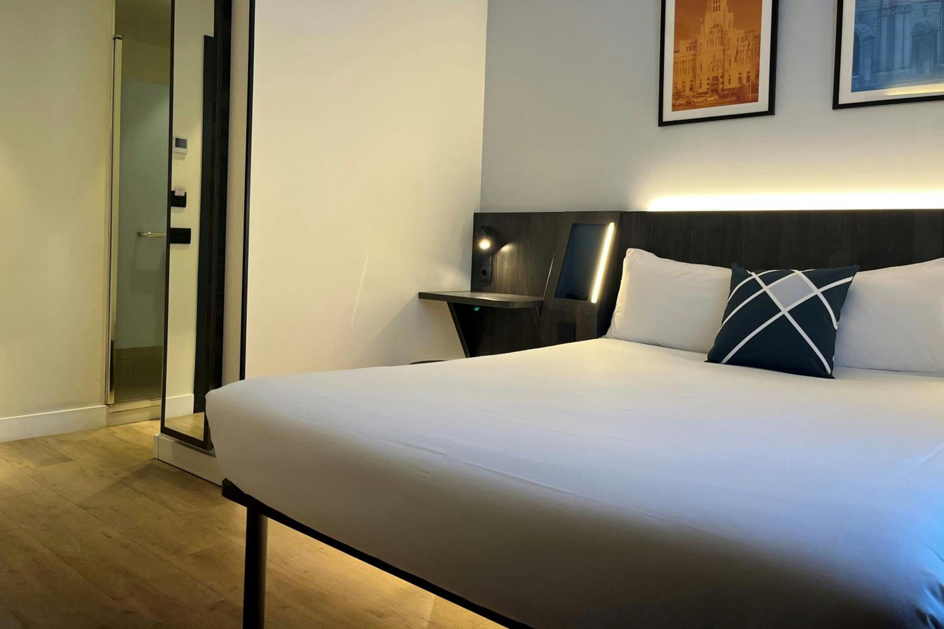 Standard Double Room with One Queen Bed - Photo 2