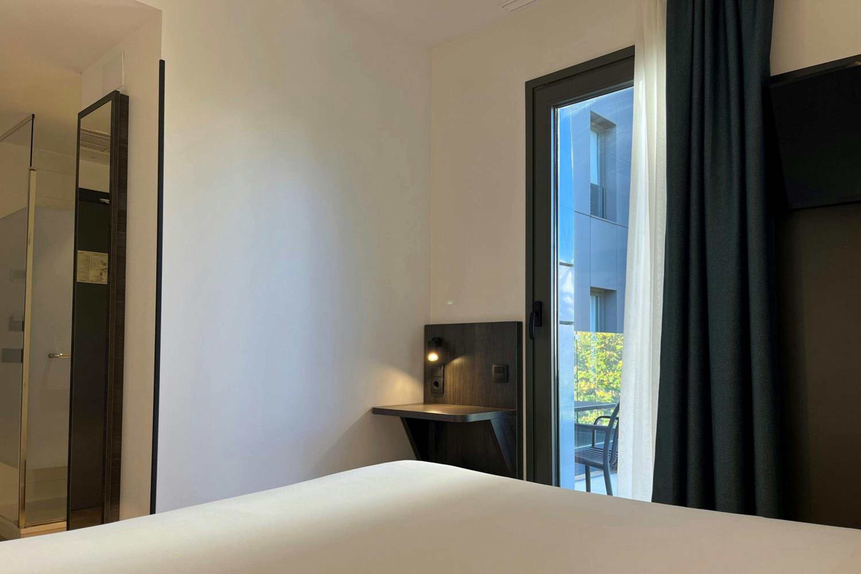 Standard Queen Room with Terrace and City View - Photo 4