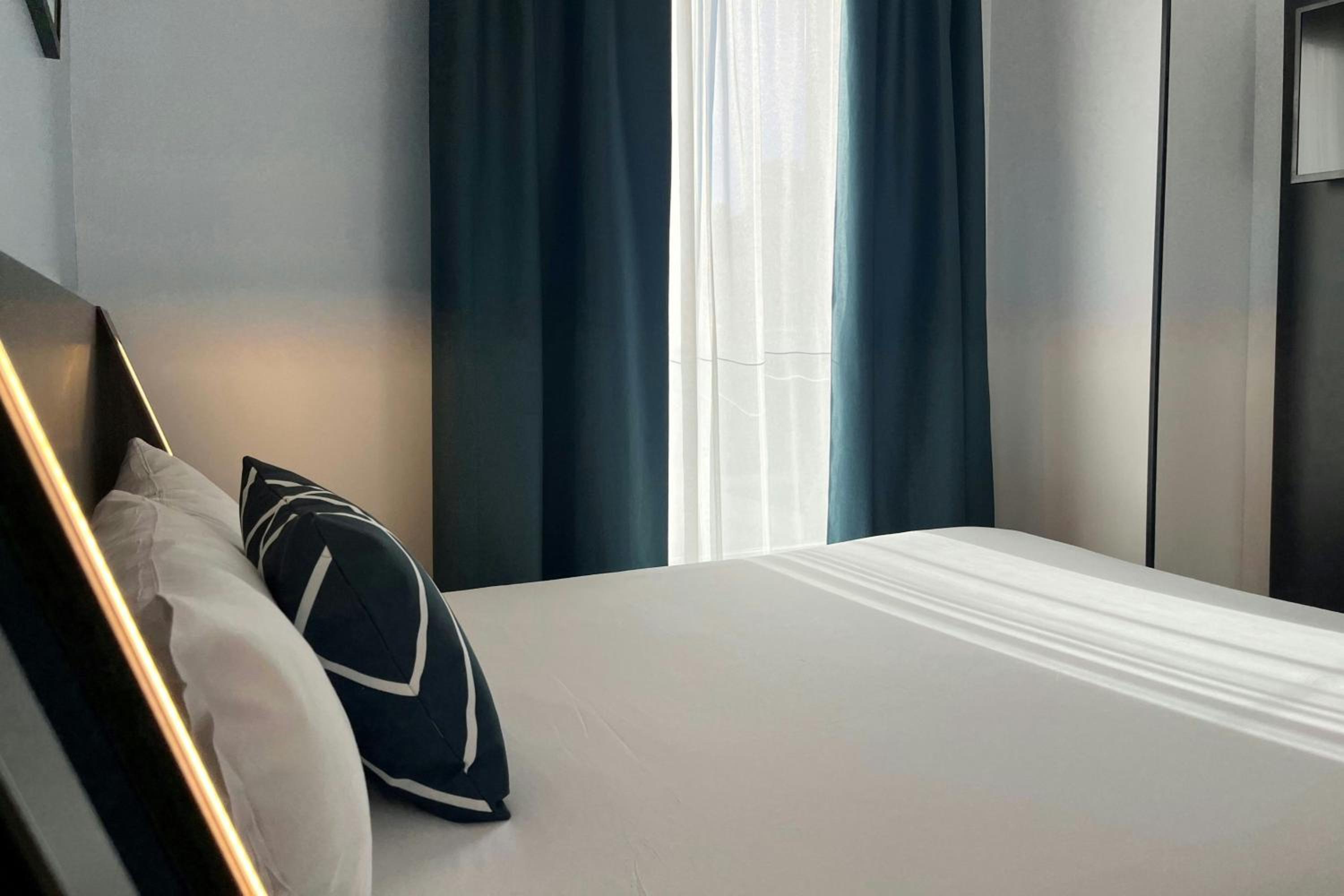 Standard Double Room with One Queen Bed - Photo 3