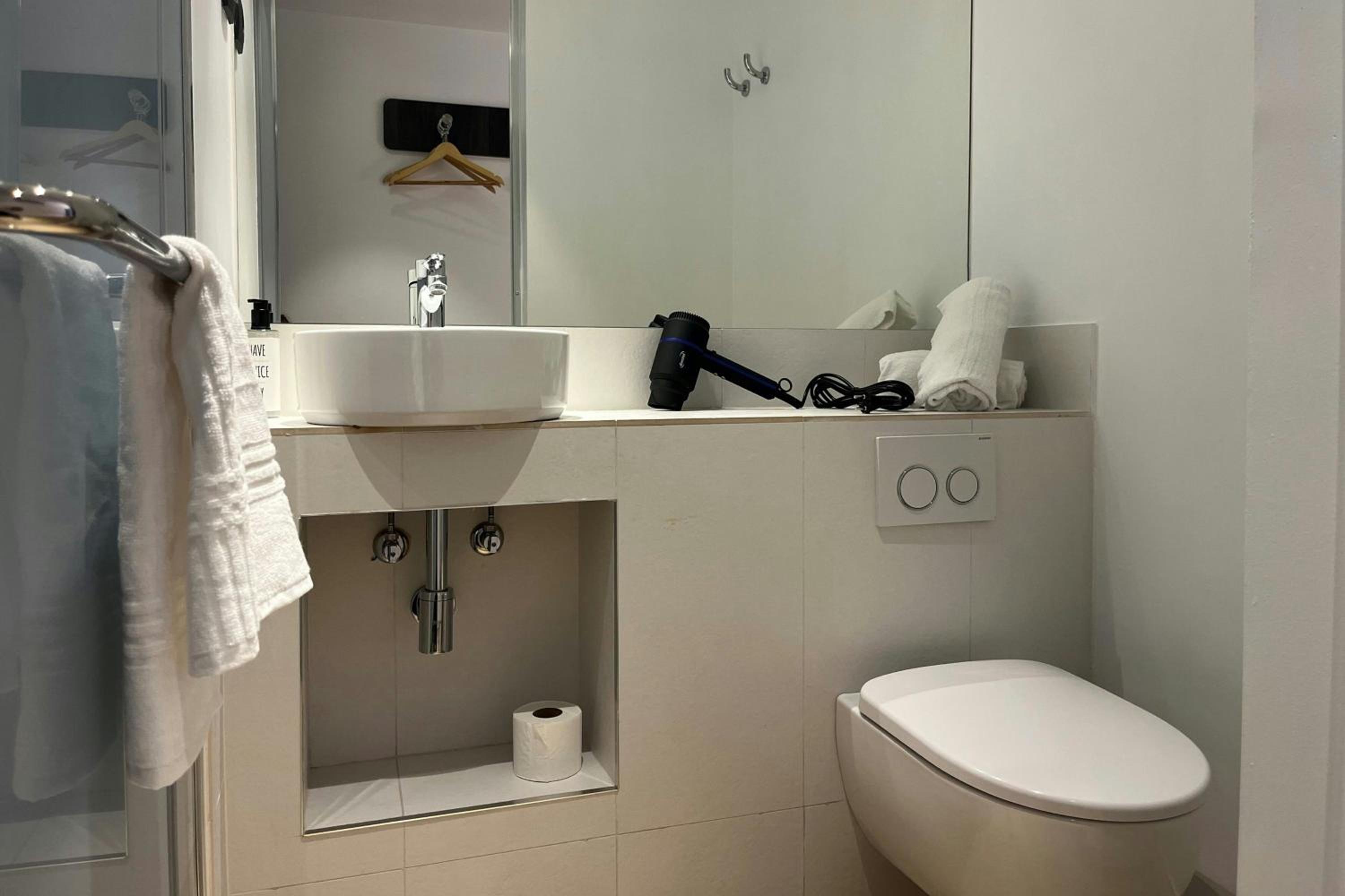 Standard Double Room with One Queen Bed - Photo 4
