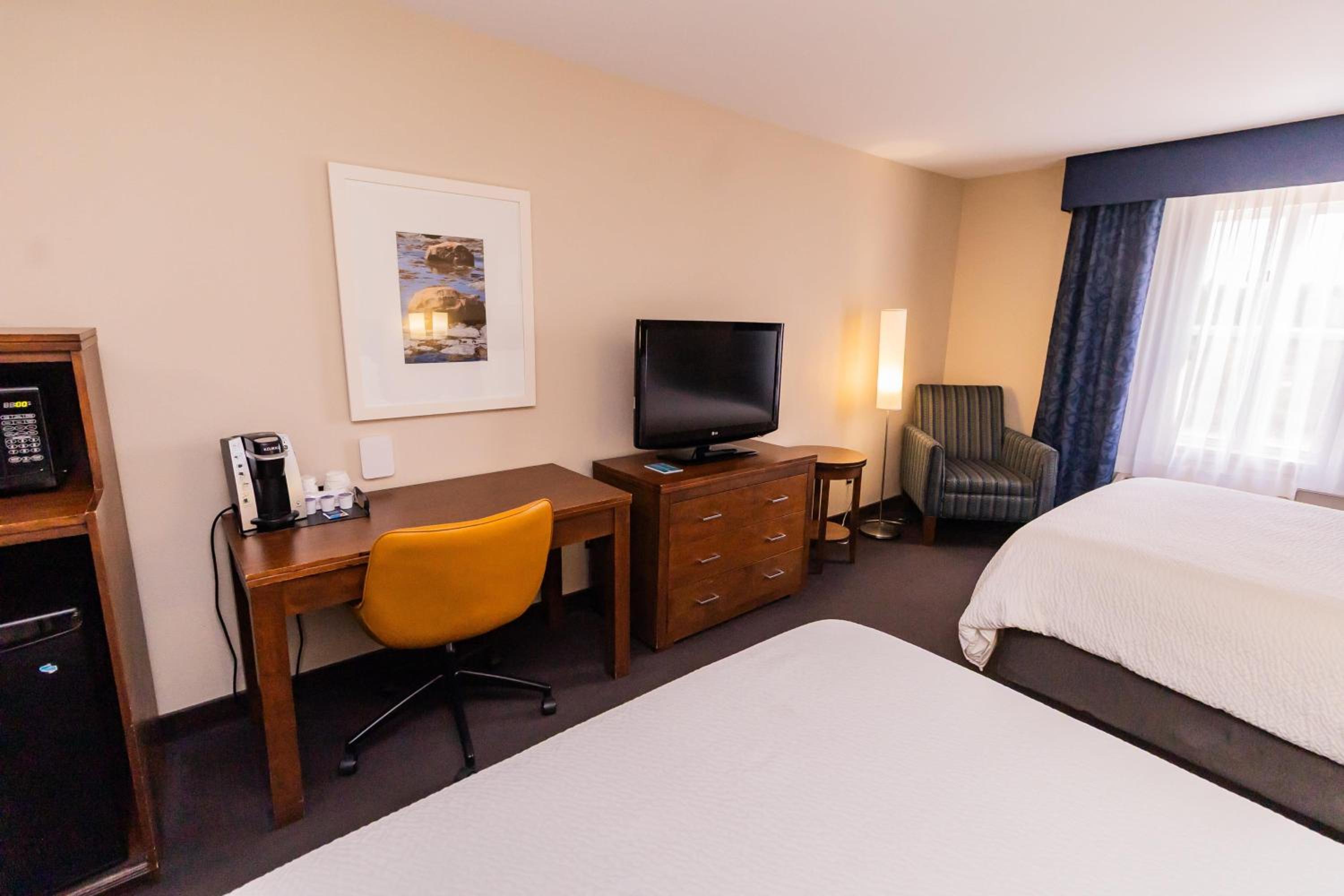 Queen Room with Two Queen Beds - Non-Smoking photo 2