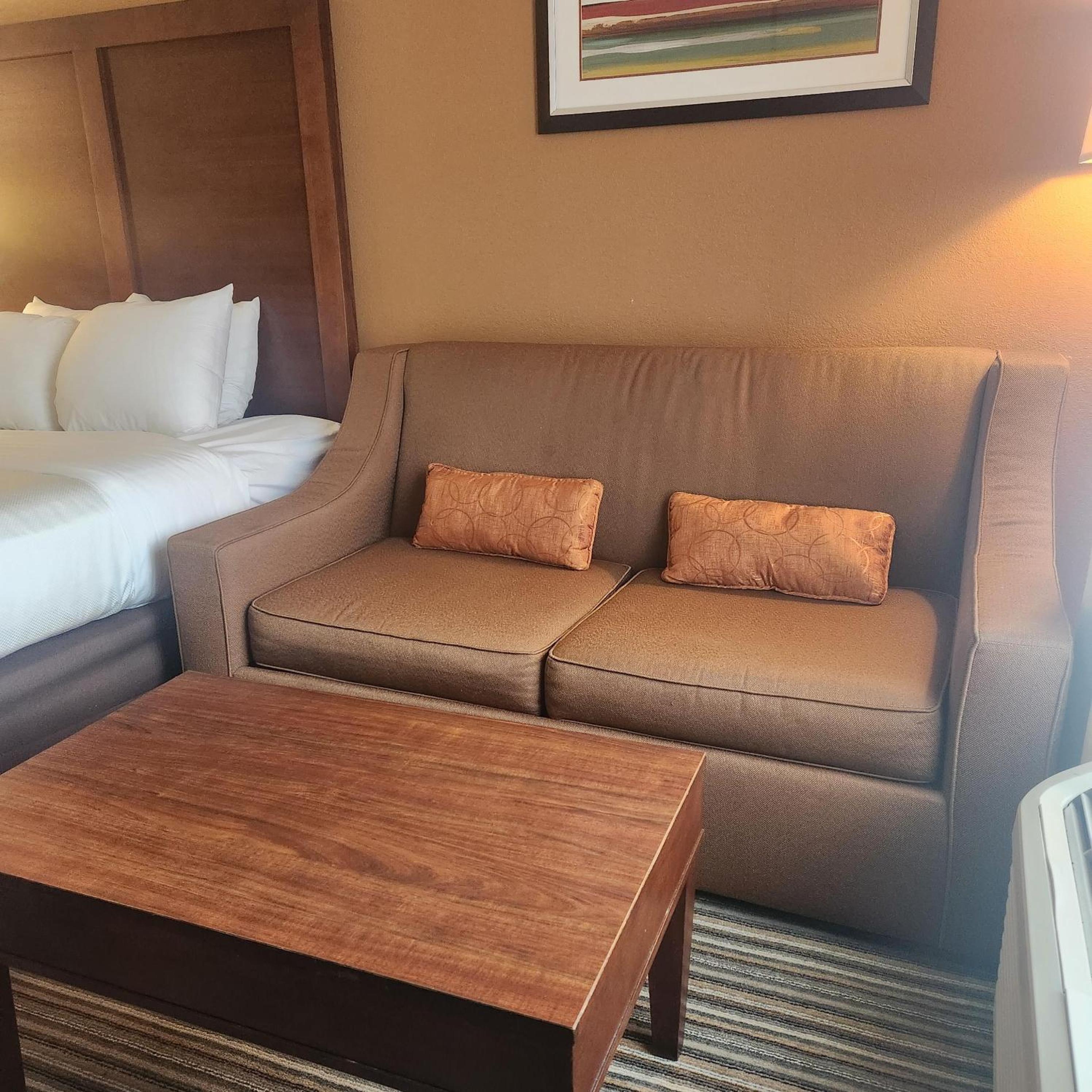 Queen Room with Two Queen Beds and Sofa Bed - Non-Smoking - Photo 3