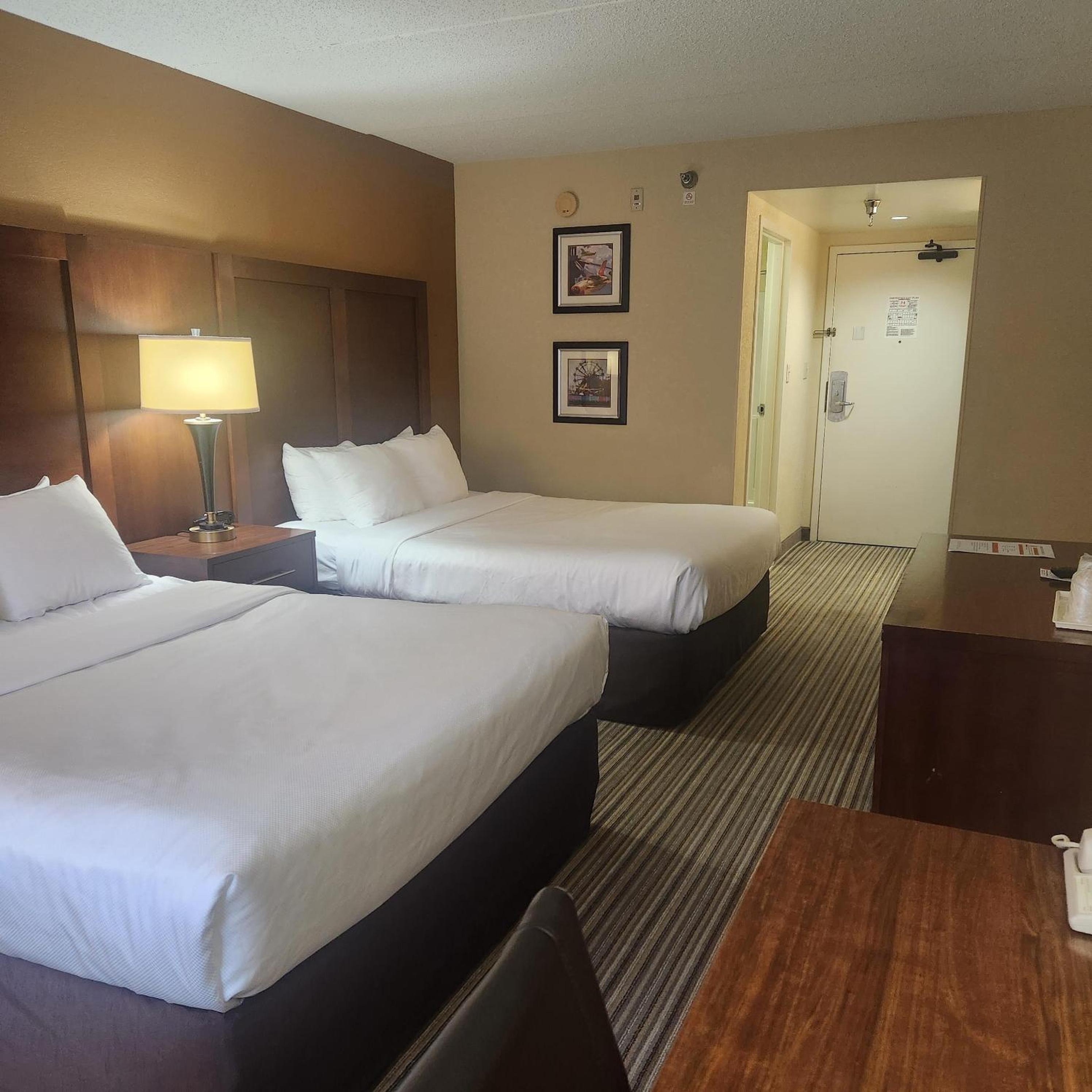 Queen Room with Two Queen Beds - Non-Smoking - Photo 2