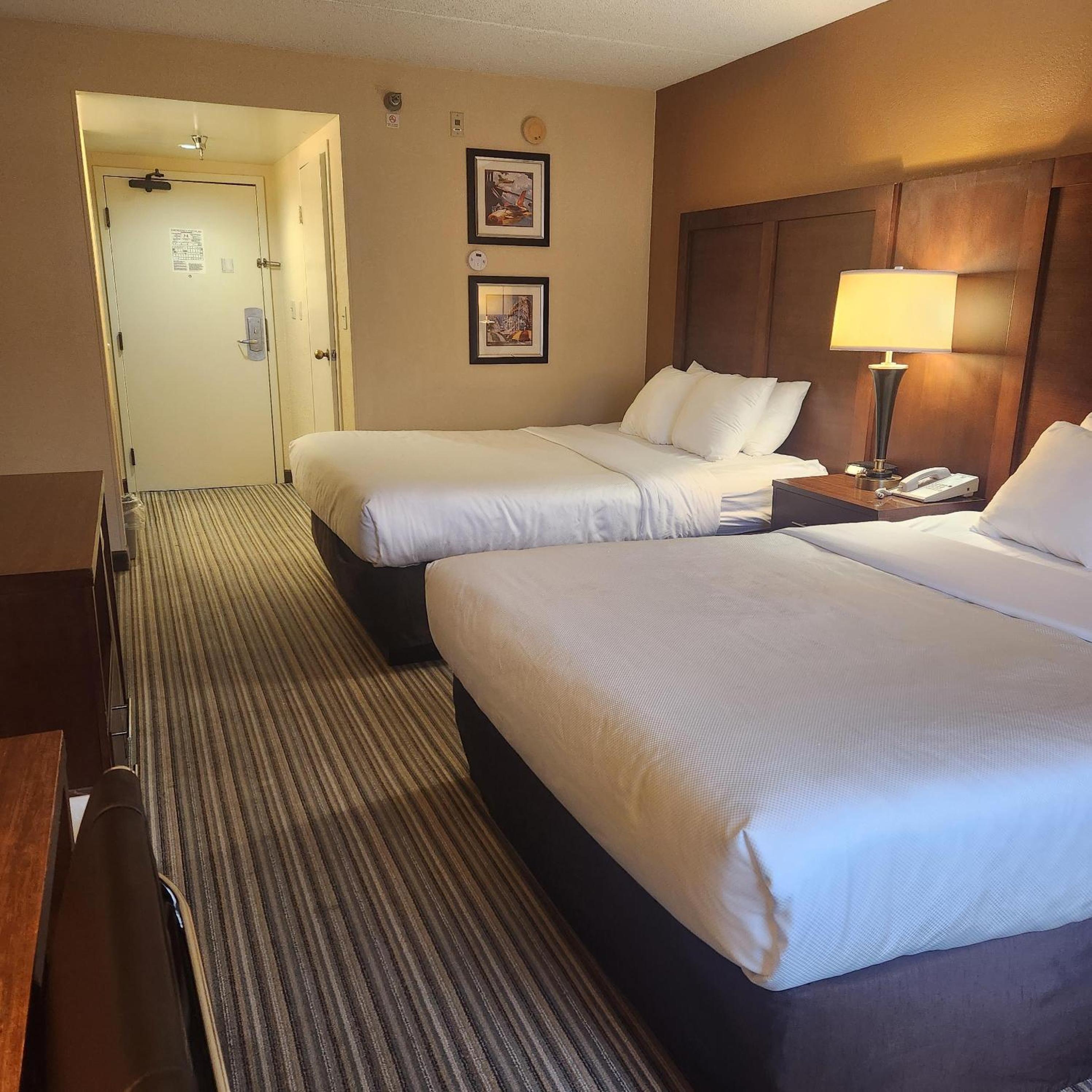 Queen Room with Two Queen Beds - Non-Smoking - Photo 3