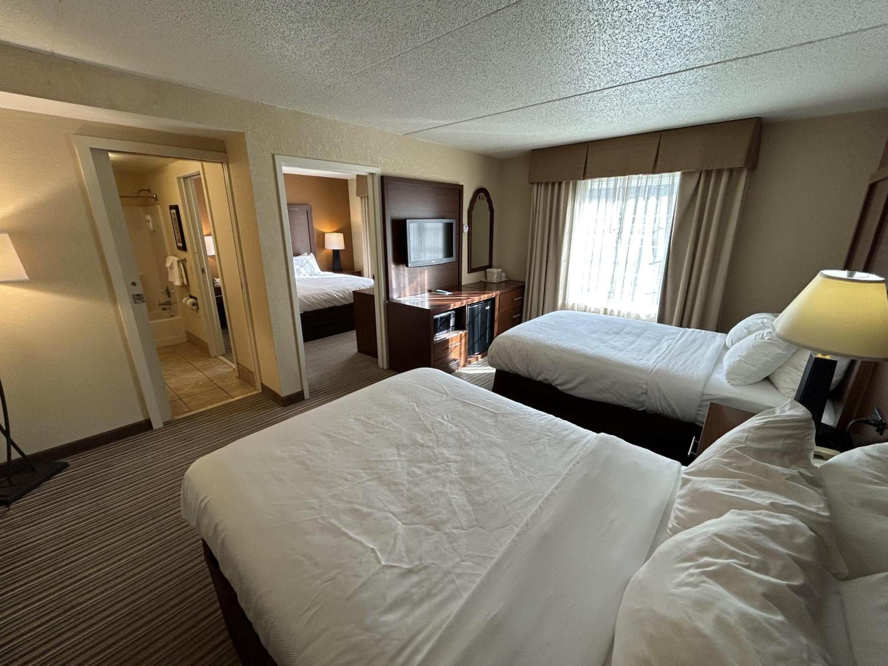 Family Room with One Queen Bed and Two Double Beds - Non-Smoking - Photo 1