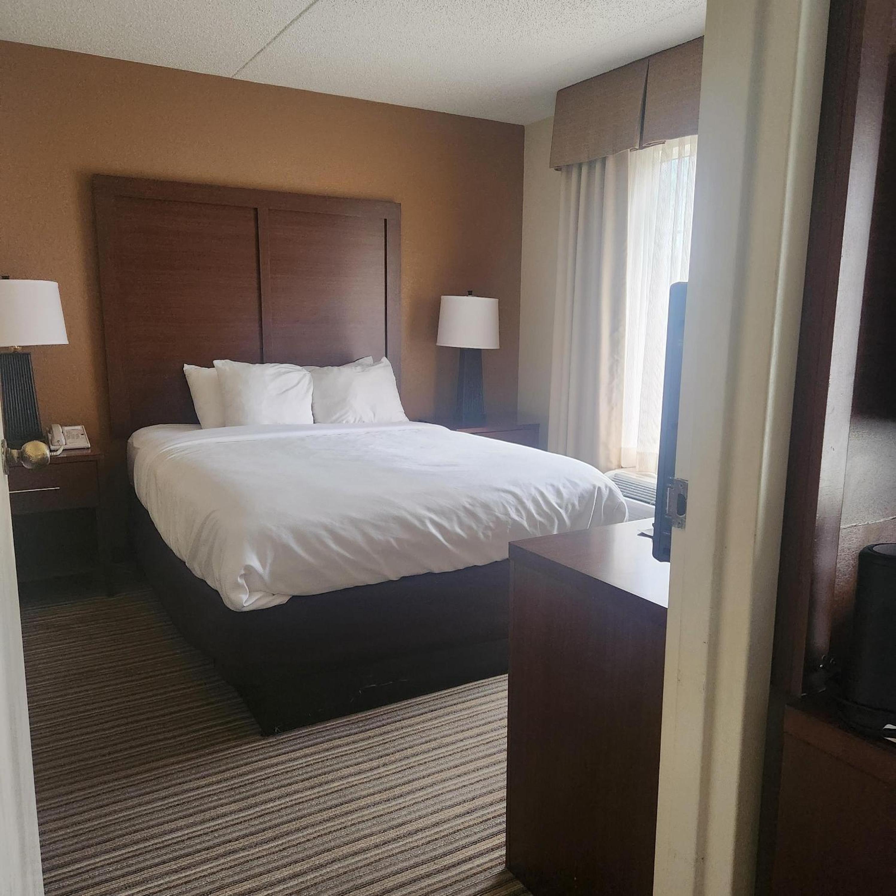 Family Room with One Queen Bed and Two Double Beds - Non-Smoking - Photo 2
