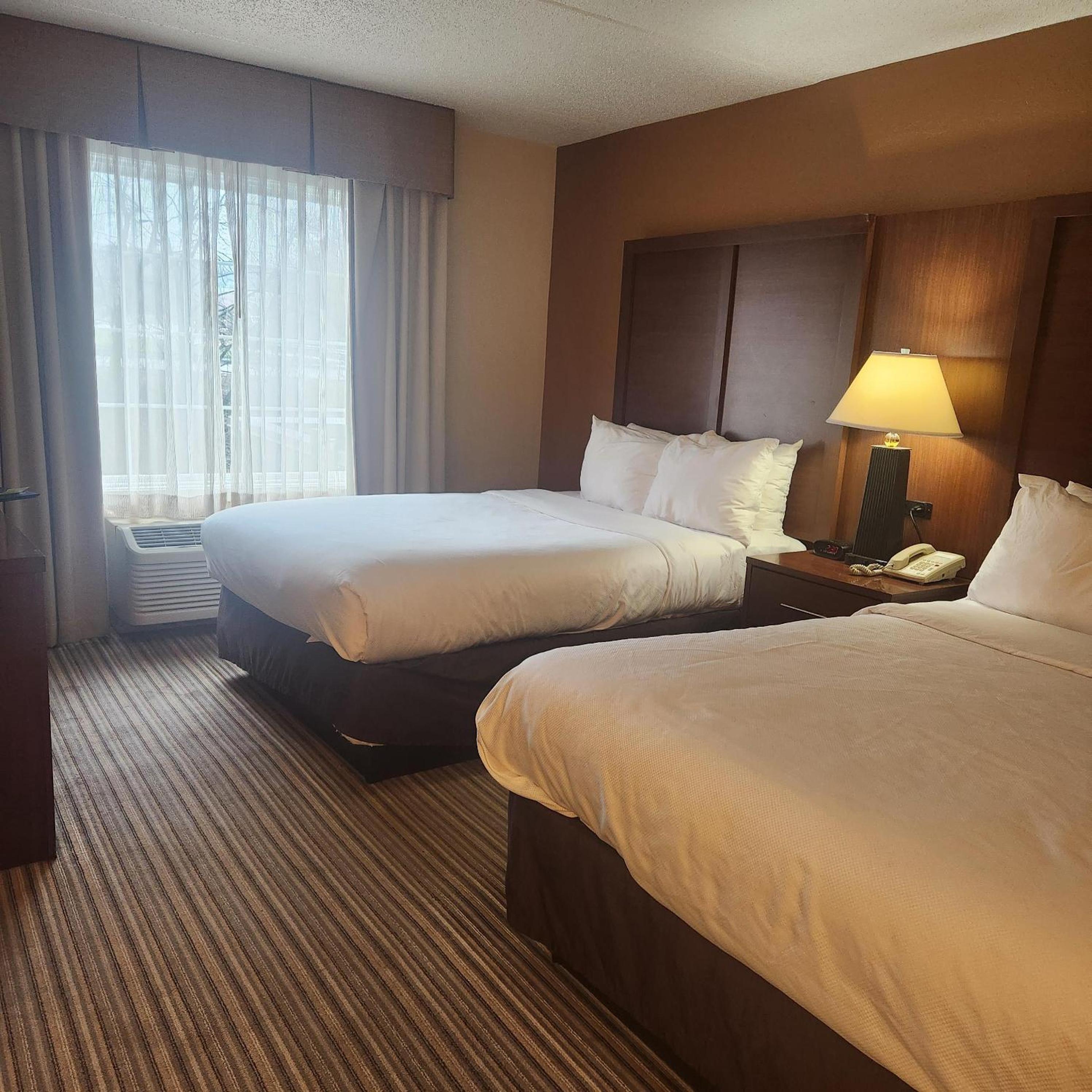 Family Room with One Queen Bed and Two Double Beds - Non-Smoking - Photo 3
