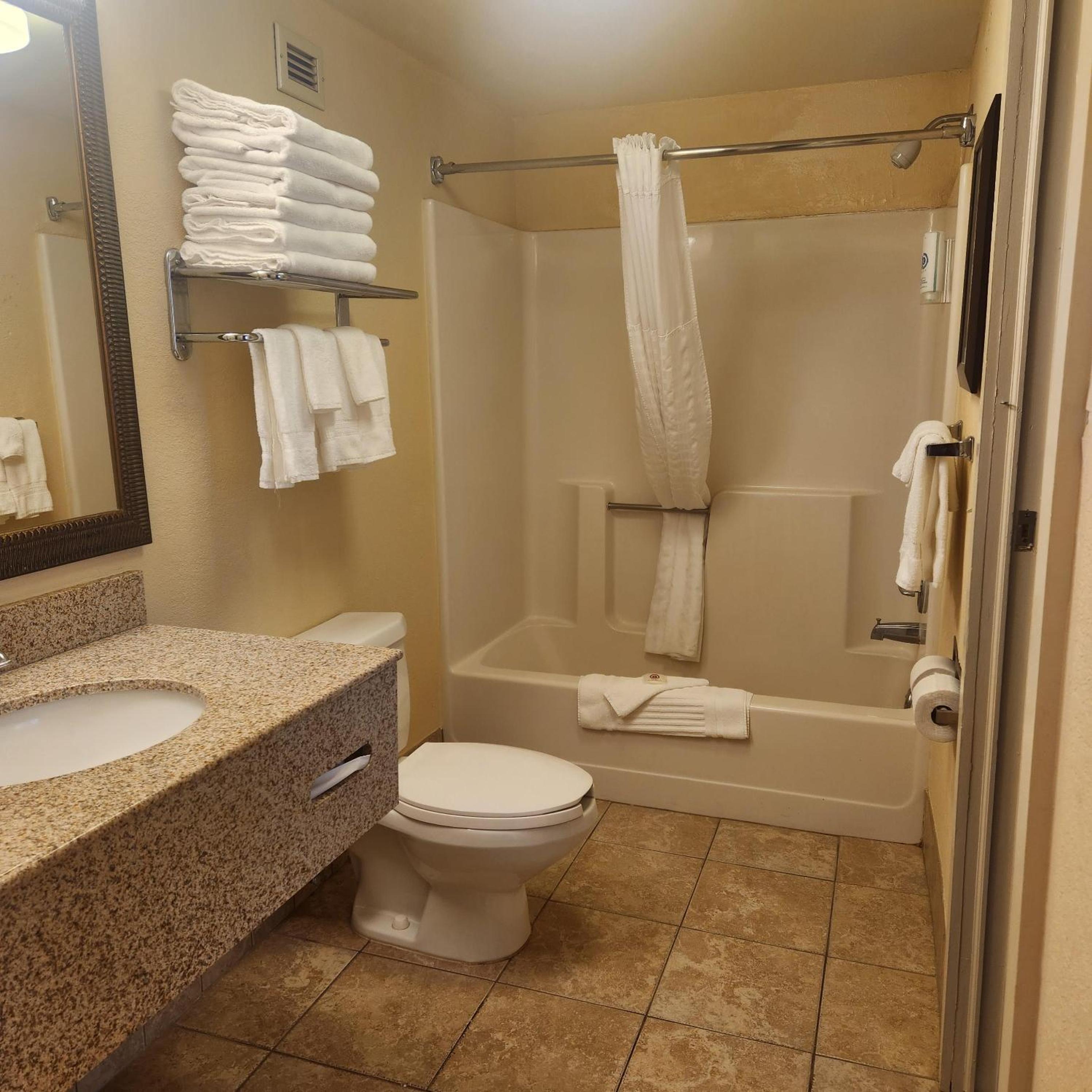 Family Room with One Queen Bed and Two Double Beds - Non-Smoking - Photo 4