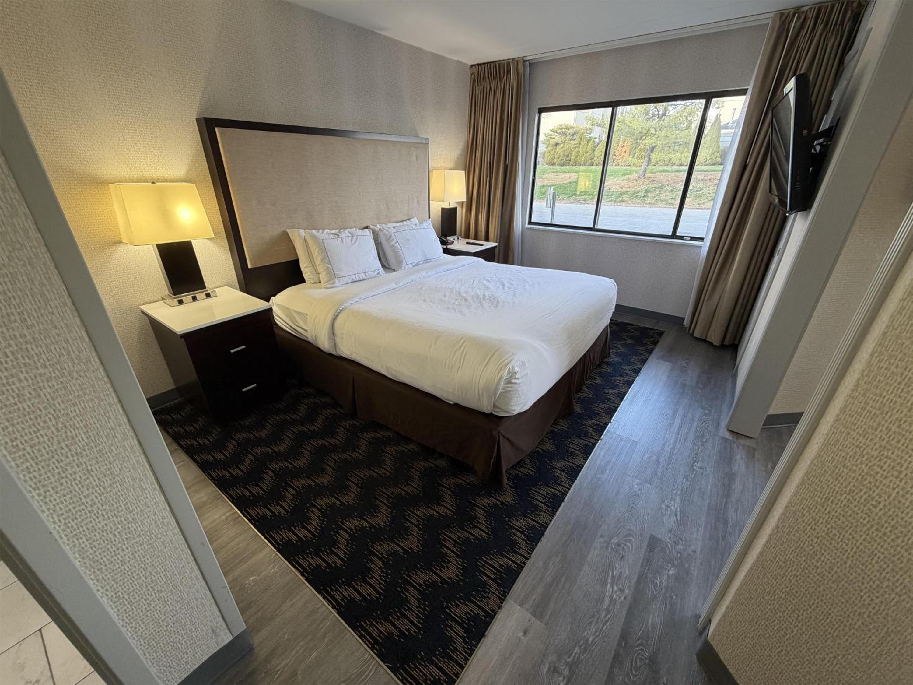 Suite with One King Bed and Two Double Beds - Non-Smoking - Photo 5