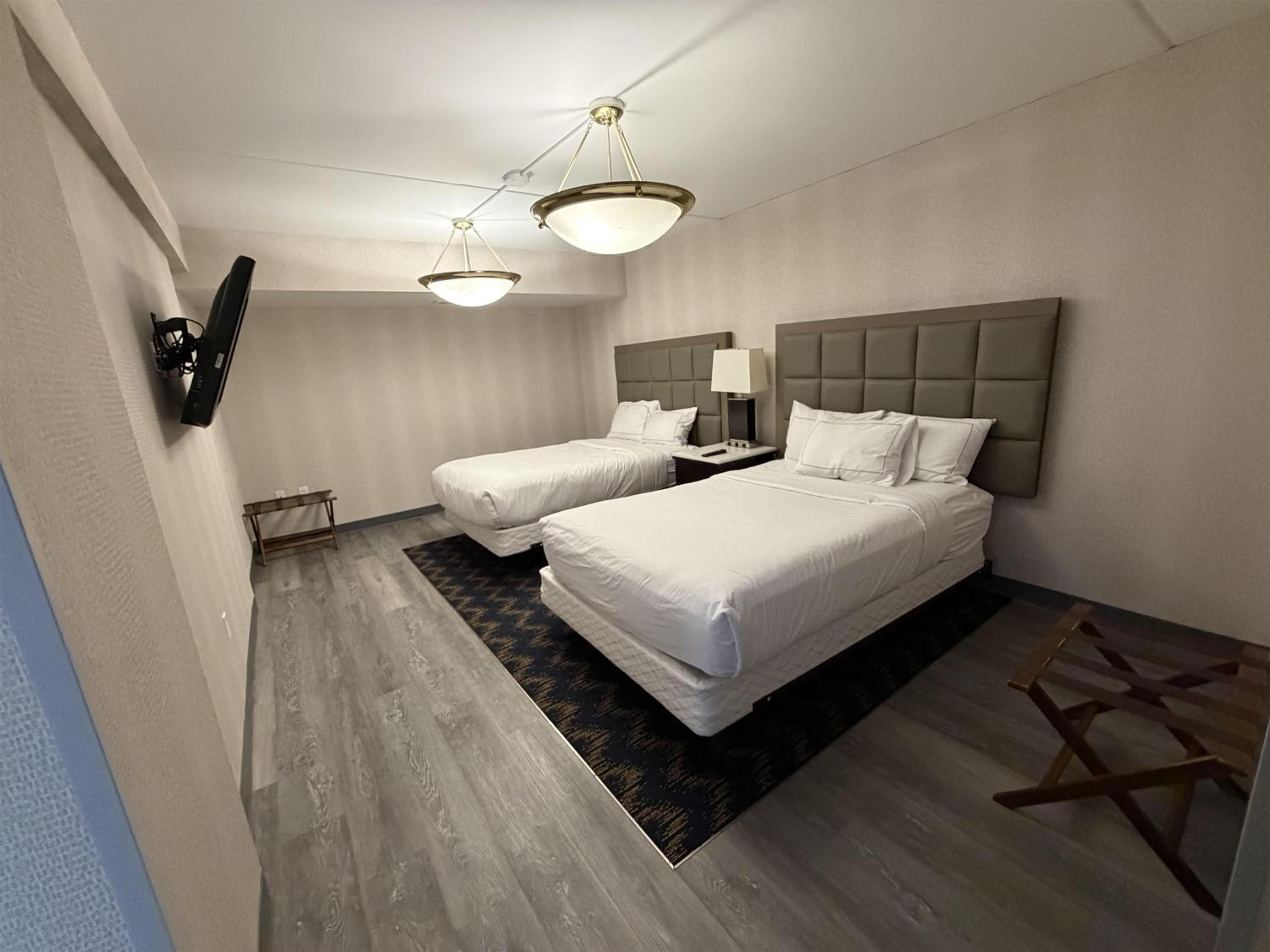 Suite with One King Bed and Two Double Beds - Non-Smoking - Photo 7