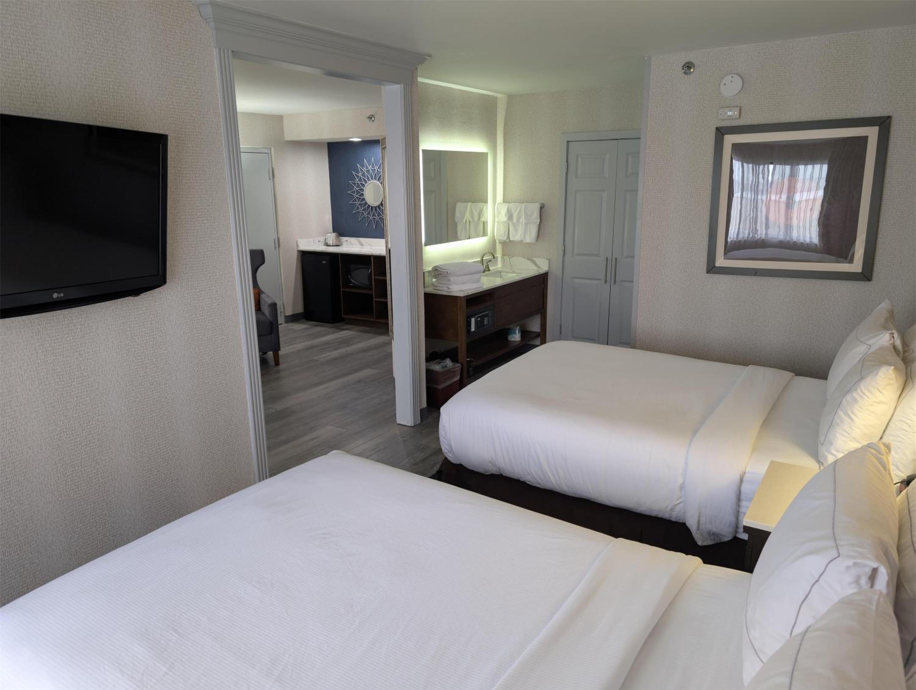 Suite with One King Bed and Two Double Beds - Non-Smoking - Photo 1