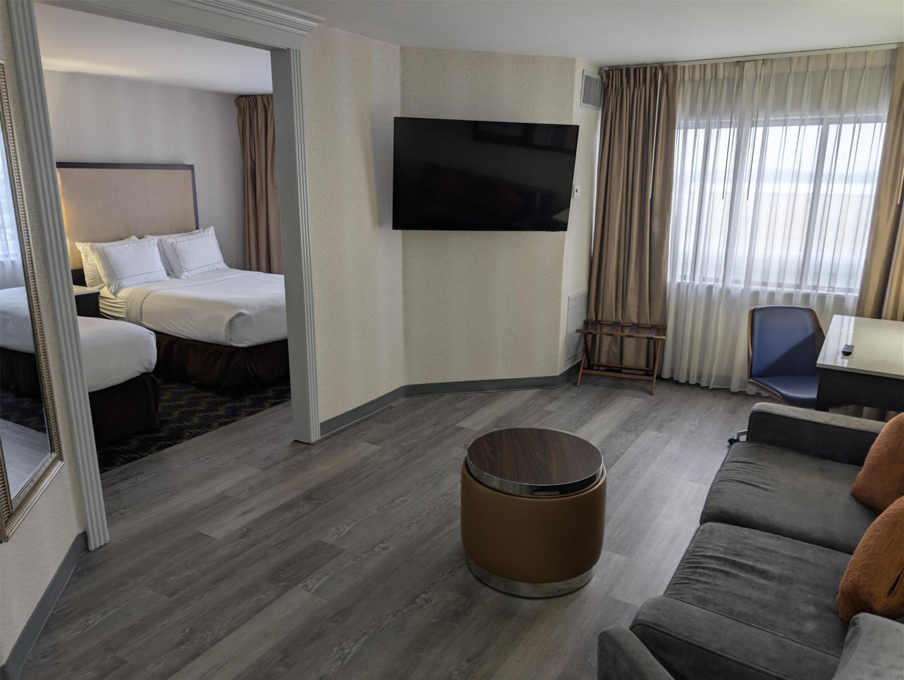 Suite with One King Bed and Two Double Beds - Non-Smoking - Photo 2
