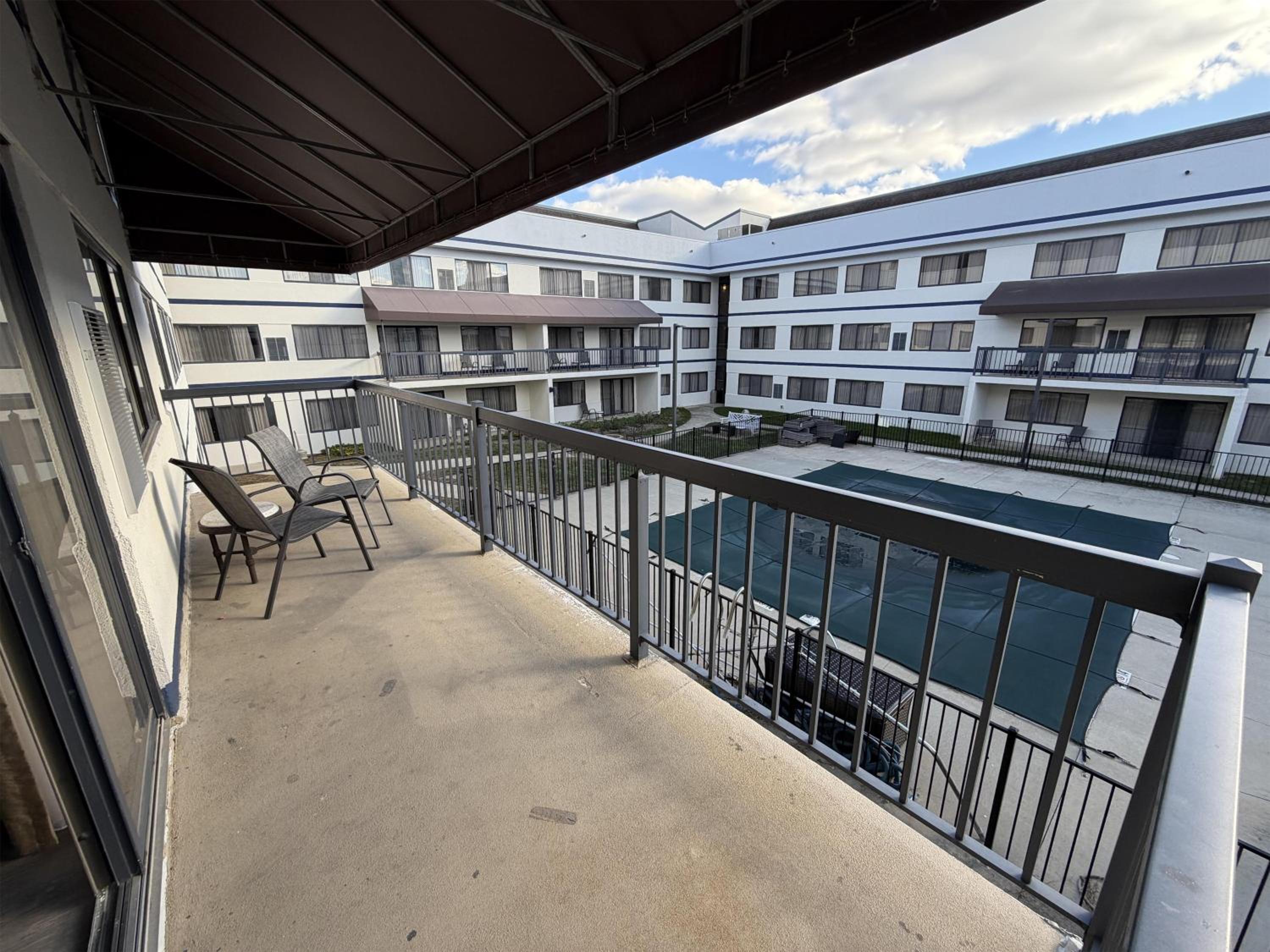 King Suite with Sofa Bed and Balcony - Non-Smoking - Photo 5