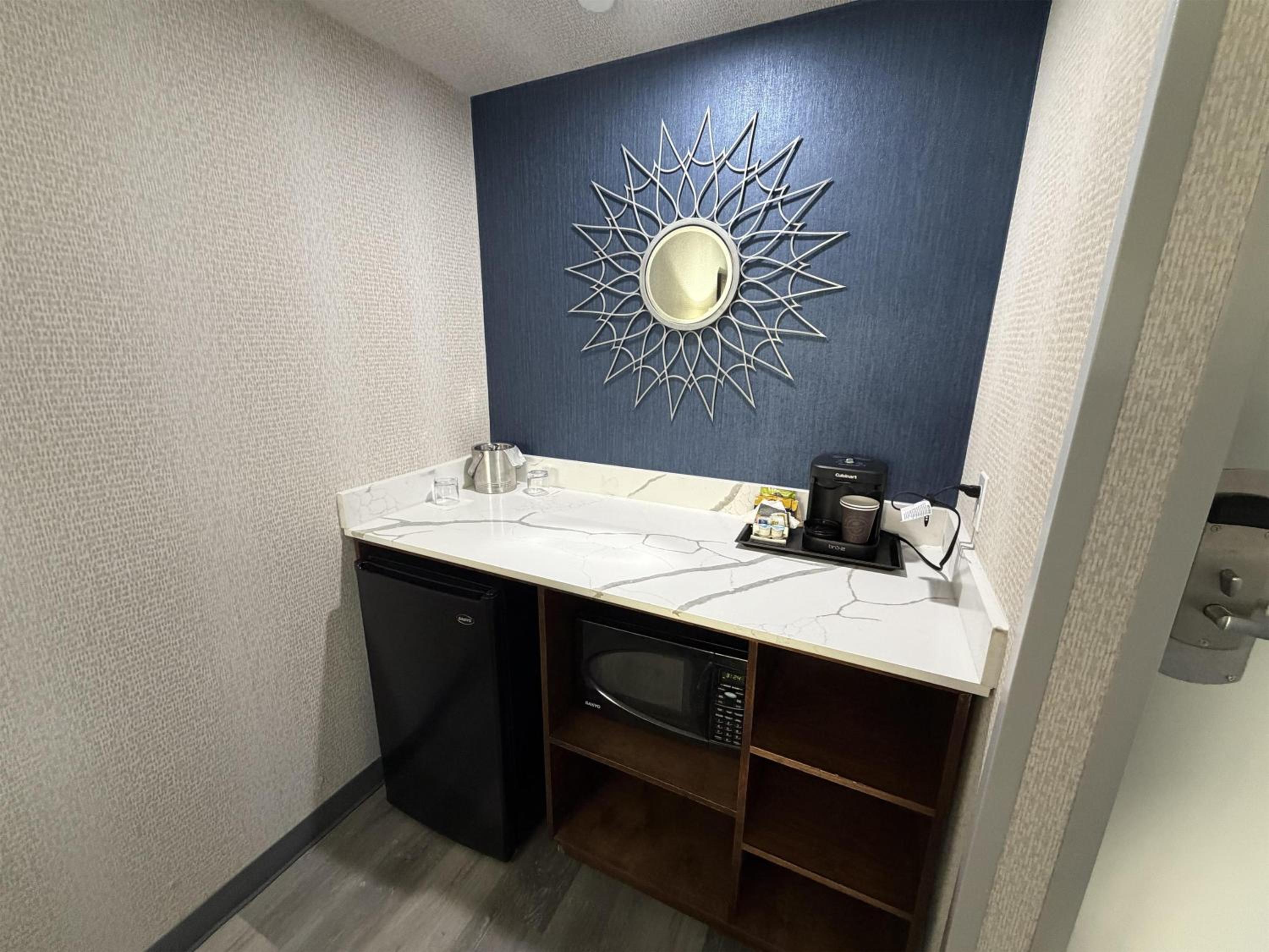 King Suite - Non-Smoking - Photo 2