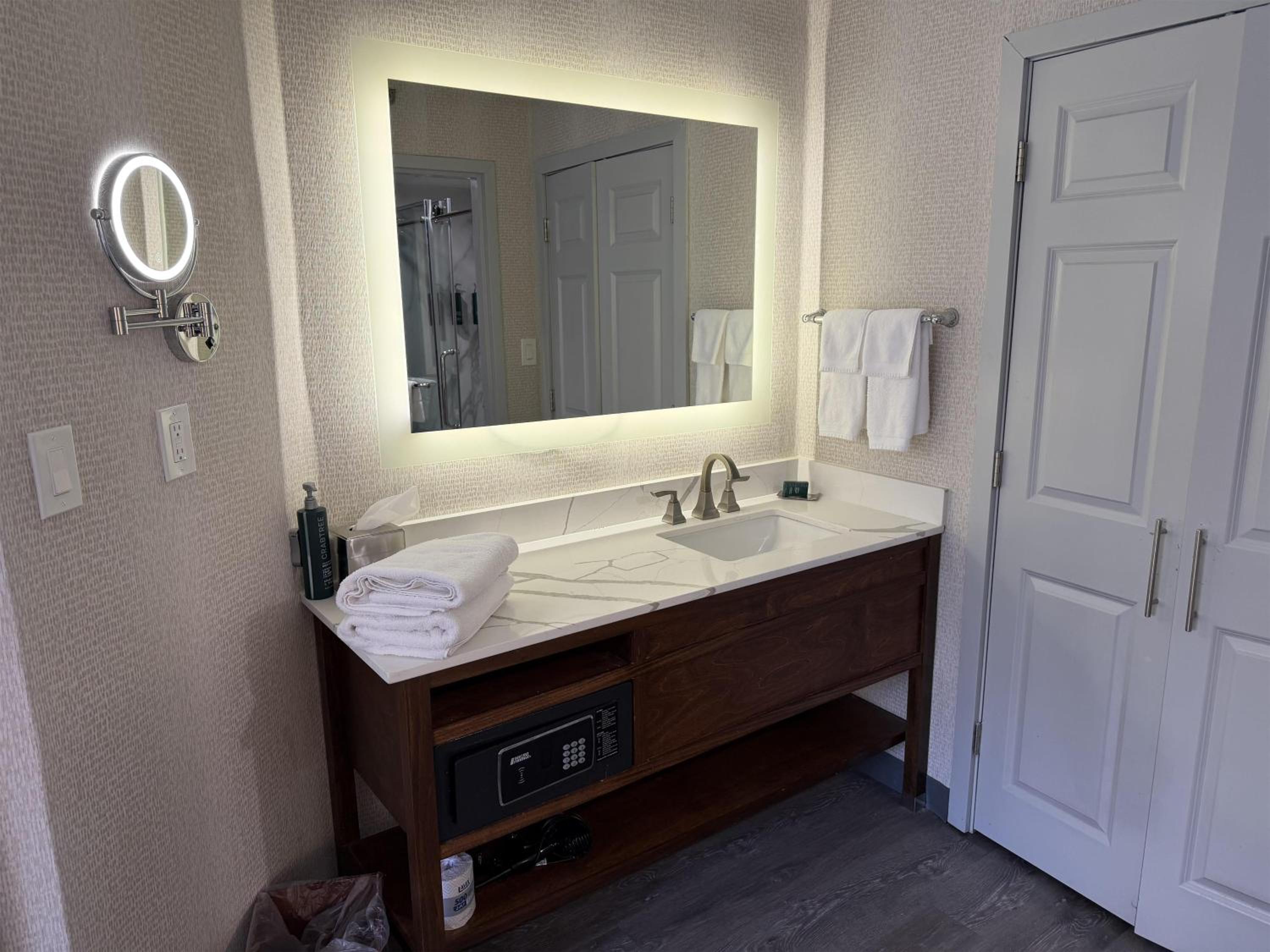 King Suite - Non-Smoking - Photo 3