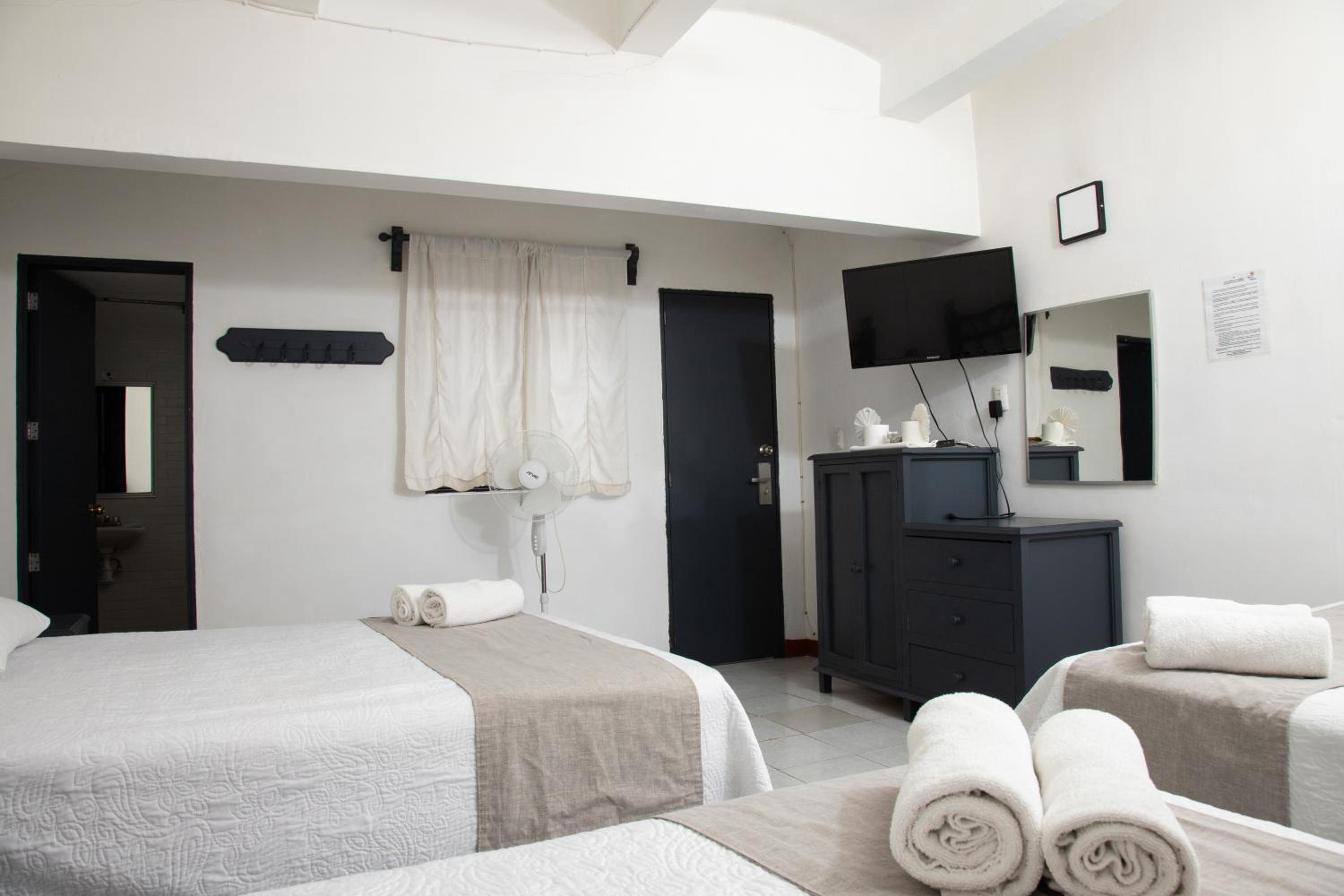 Economy Triple Room photo 3
