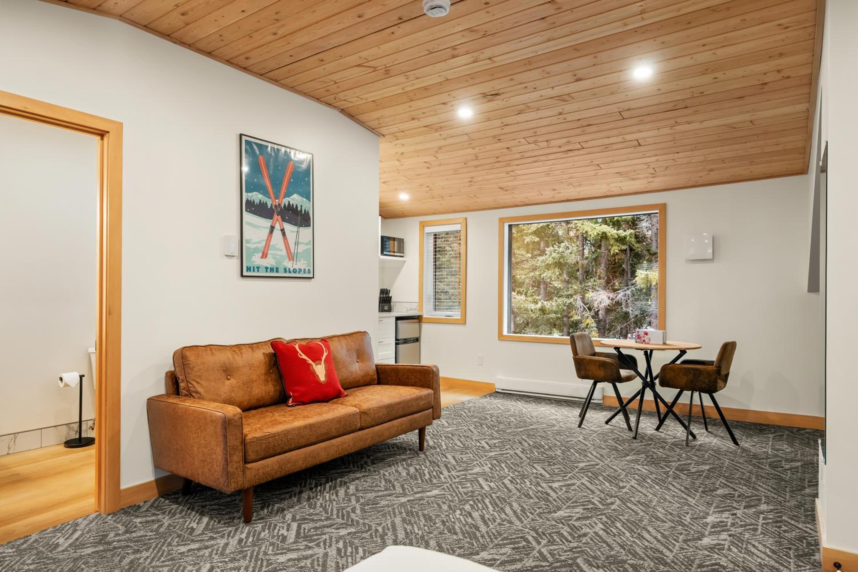 Deluxe Queen Suite