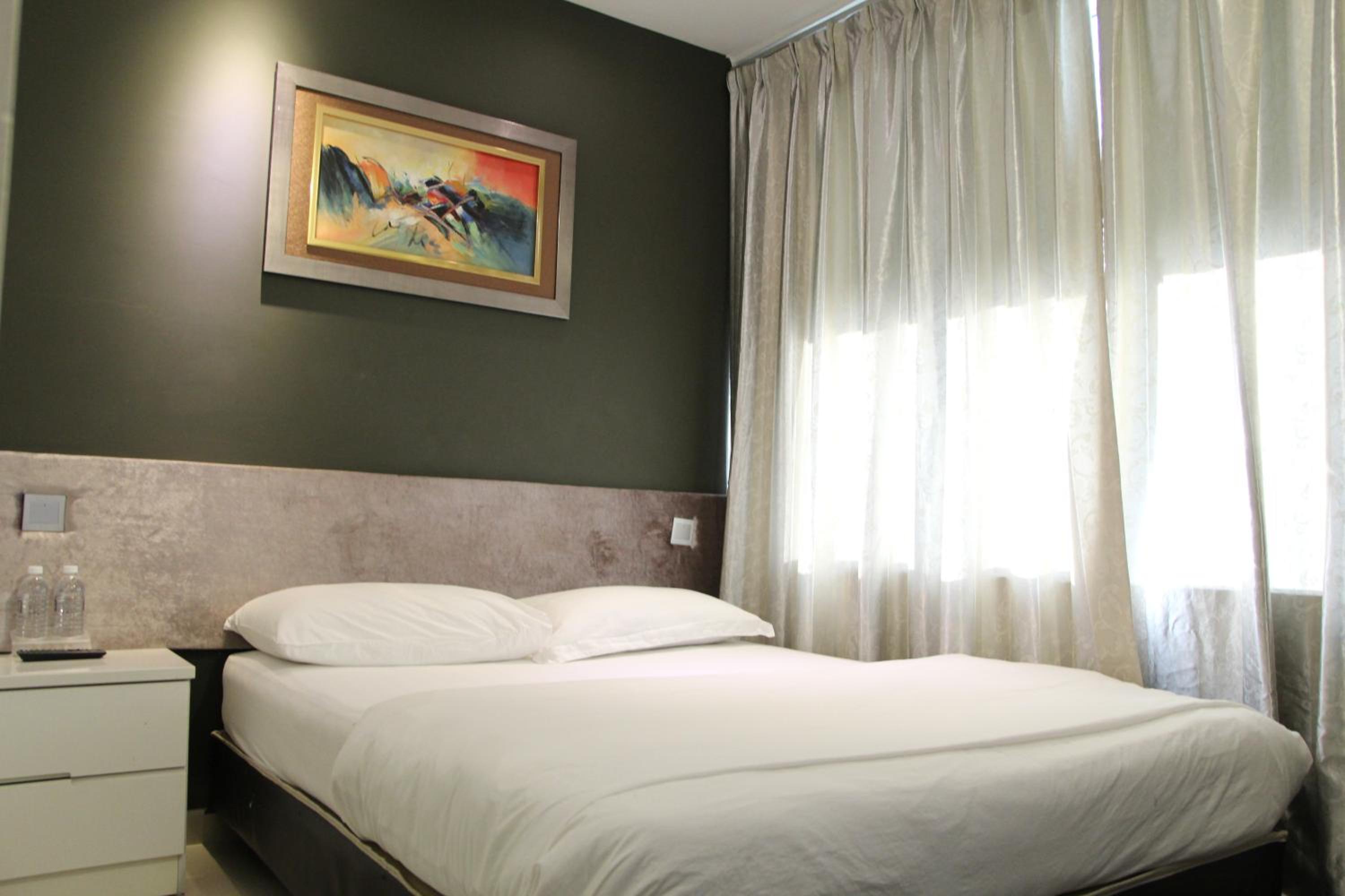 Queen Room photo 2