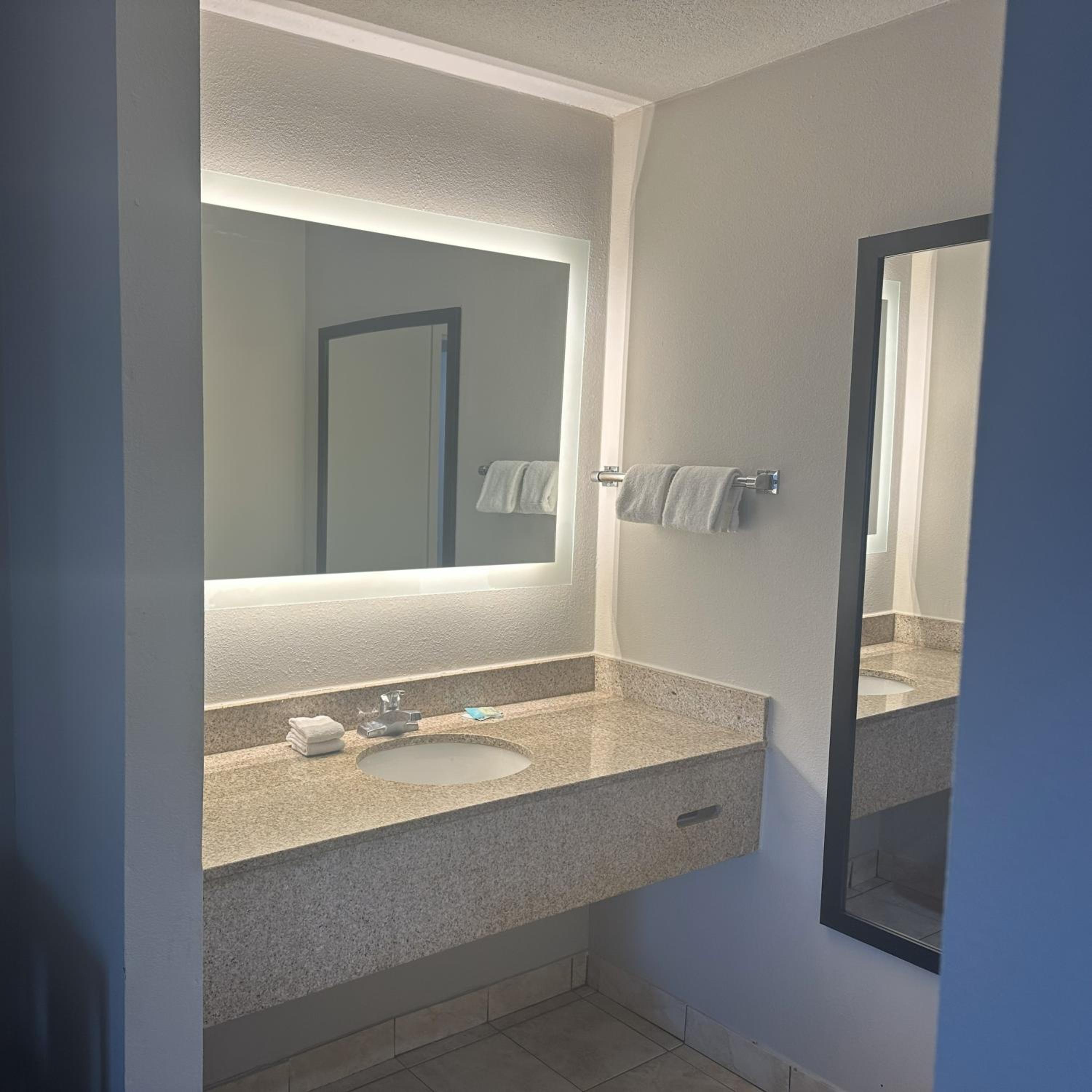 Superior King Room with Jetted Tub Non-Smoking photo 3
