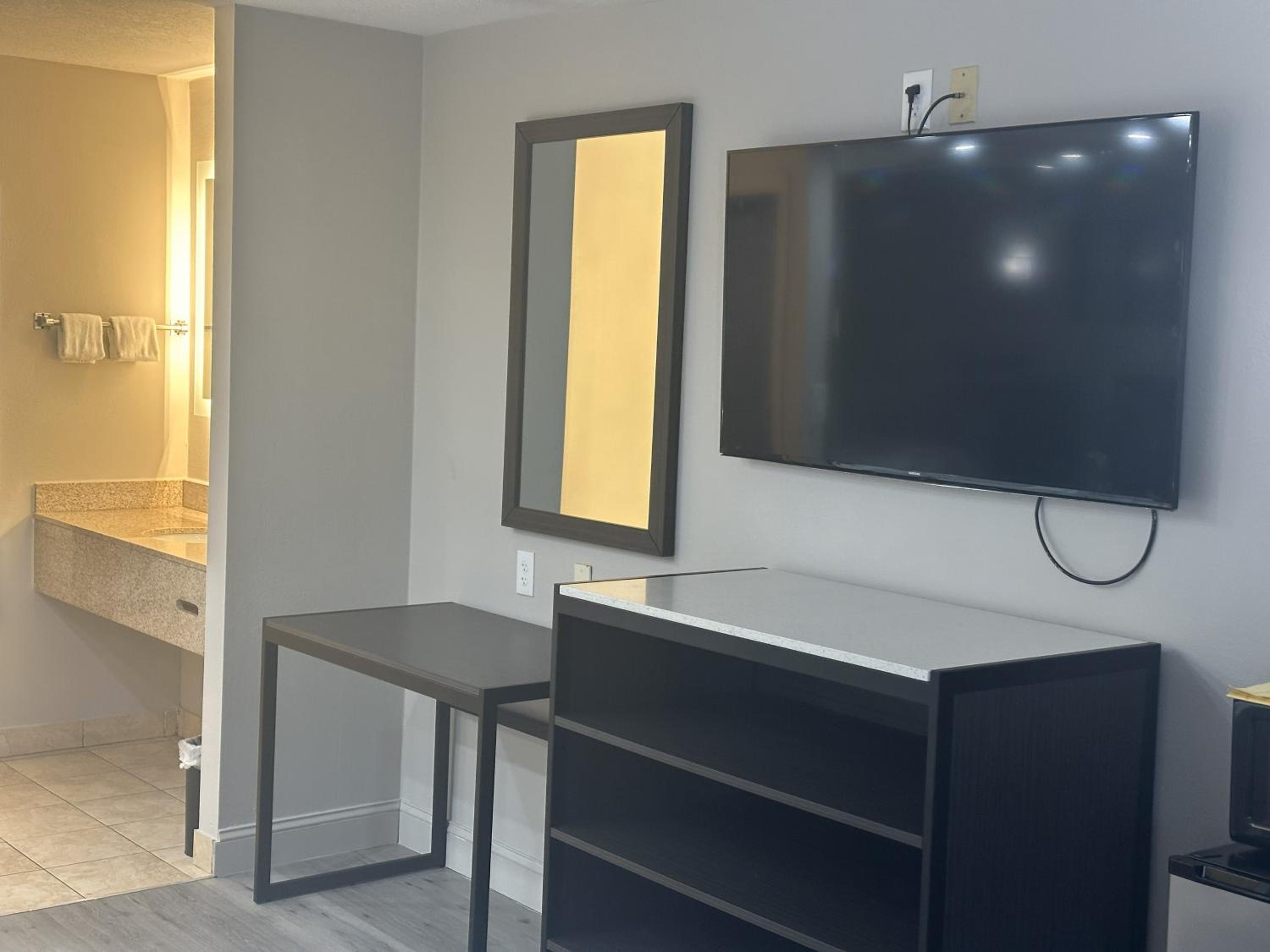 Superior King Room with Jetted Tub Non-Smoking photo 2
