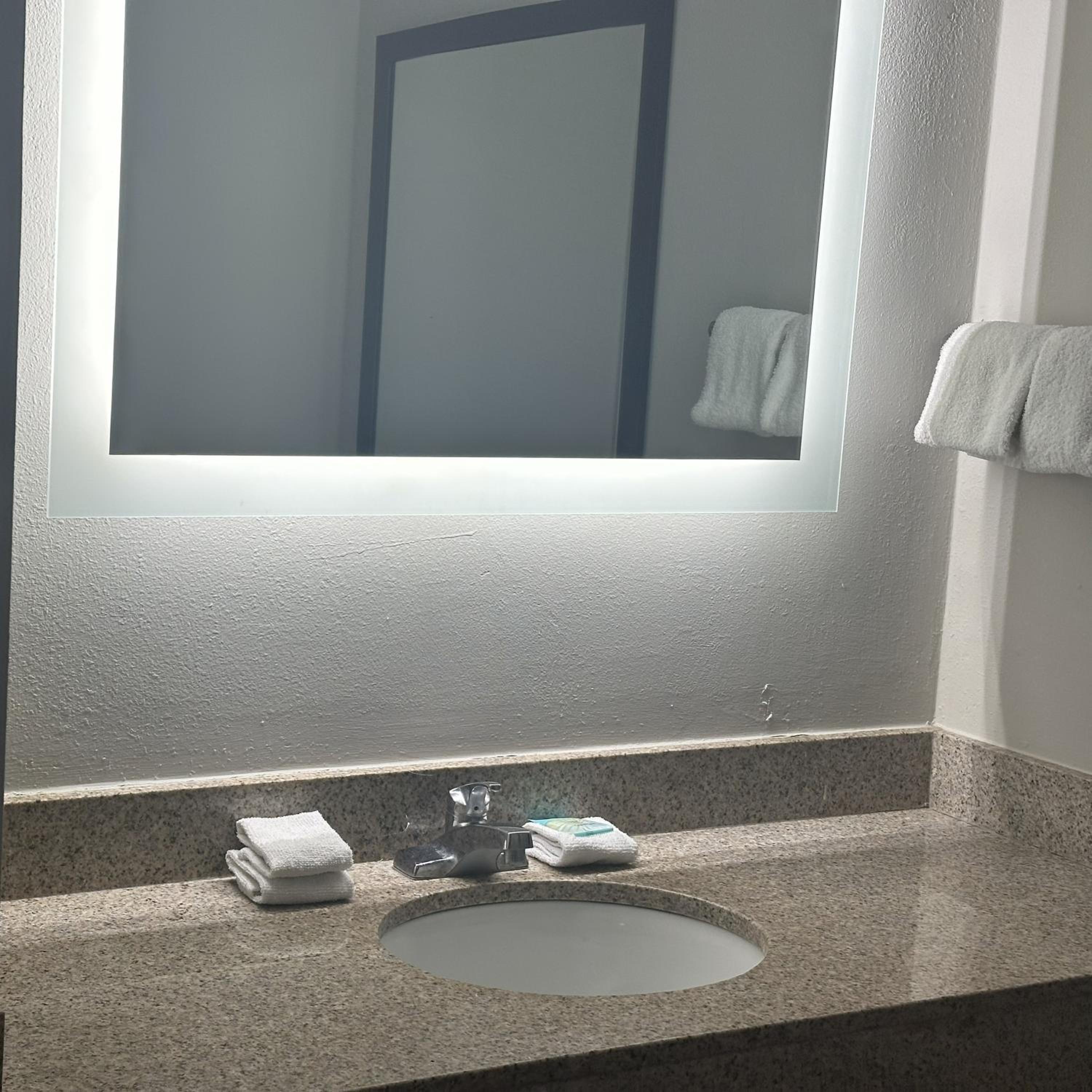 Deluxe Room with Two Double Beds Disability Access Roll-In Shower Non-Smoking photo 1