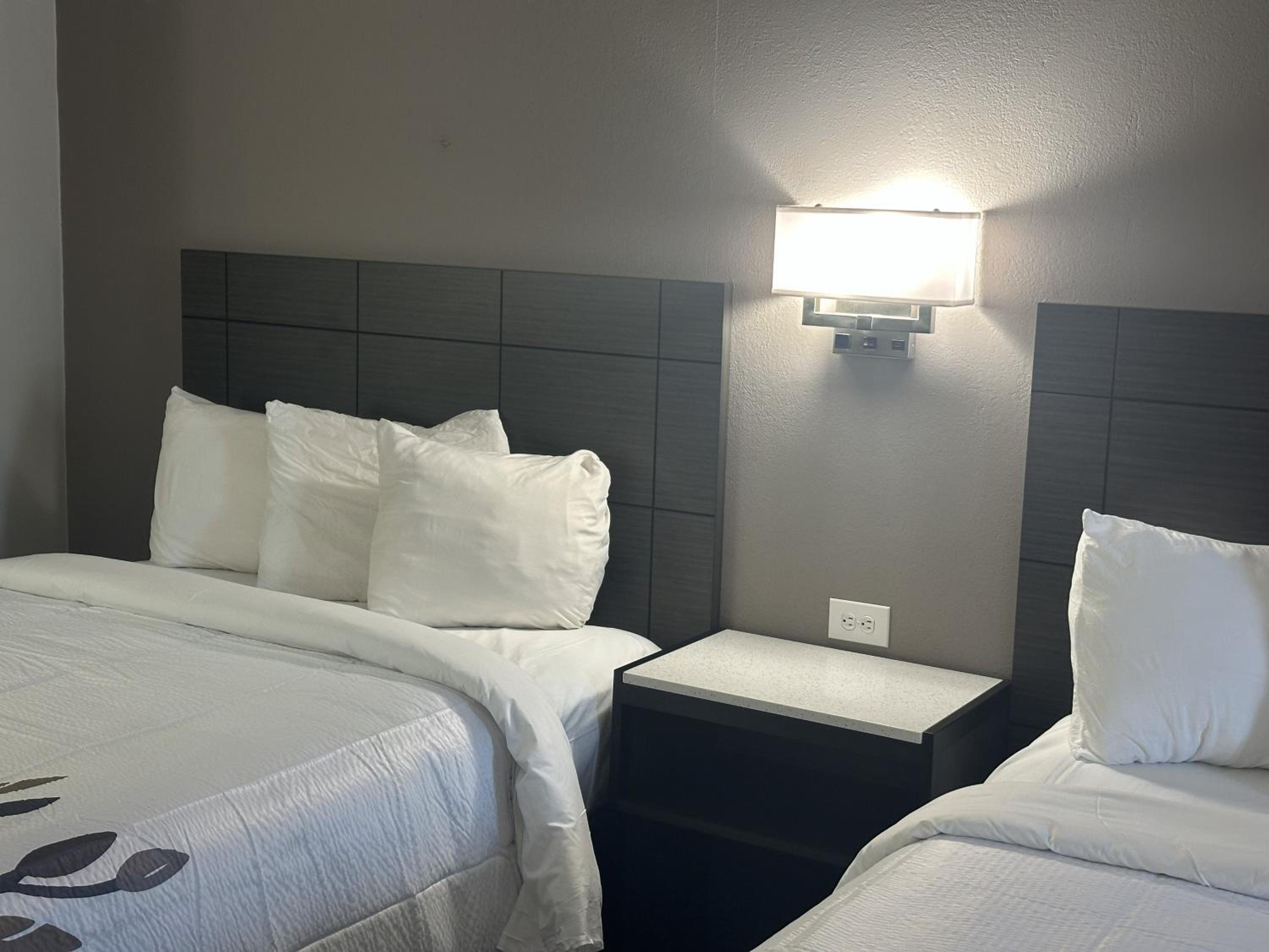 Deluxe Room with Two Double Beds Disability Access Roll-In Shower Non-Smoking photo 2
