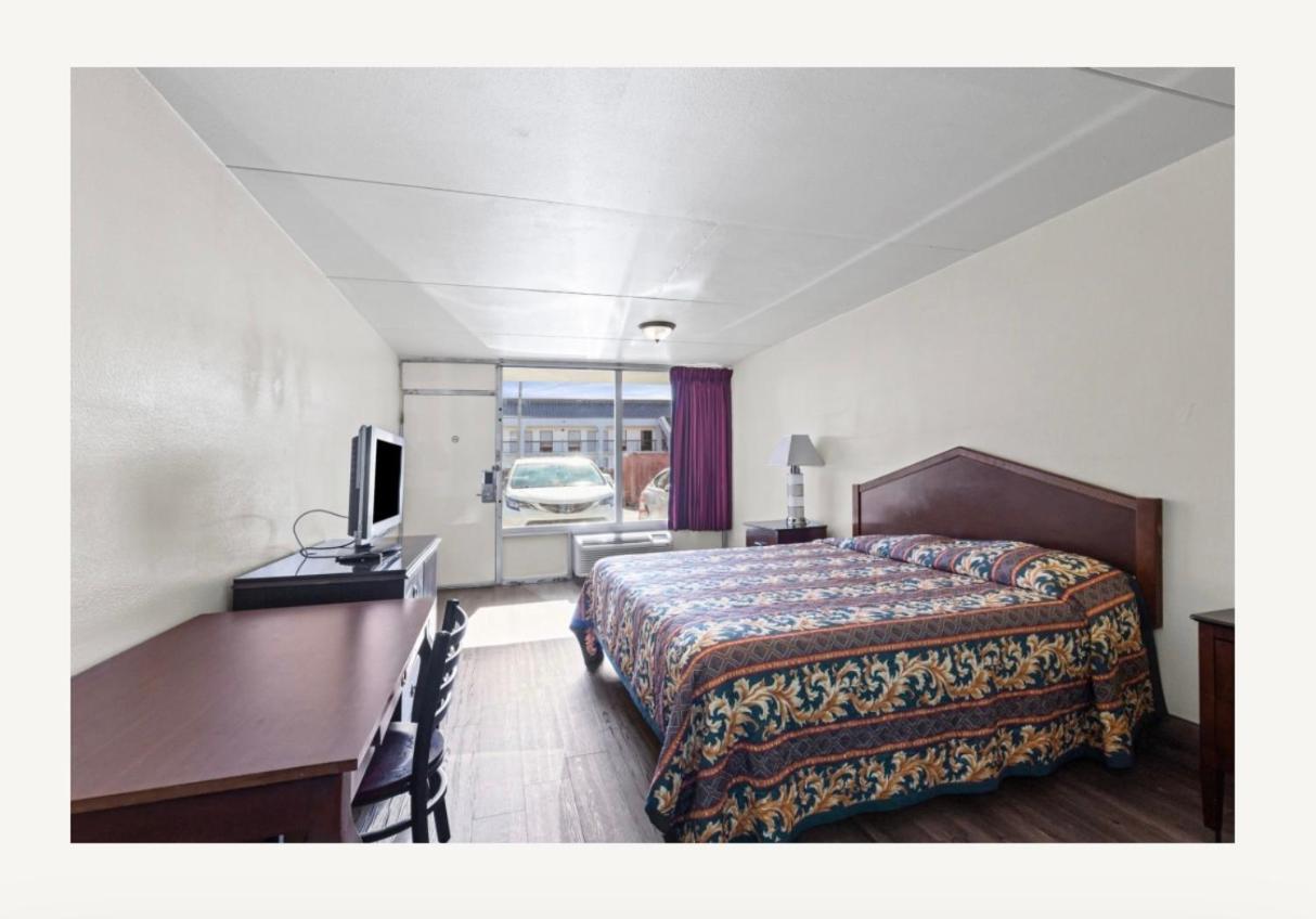 King Room - Non-Smoking photo 2
