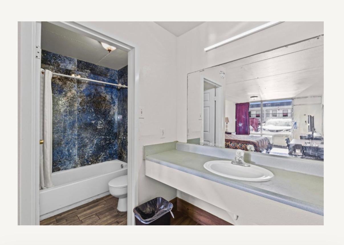 King Room - Non-Smoking photo 3